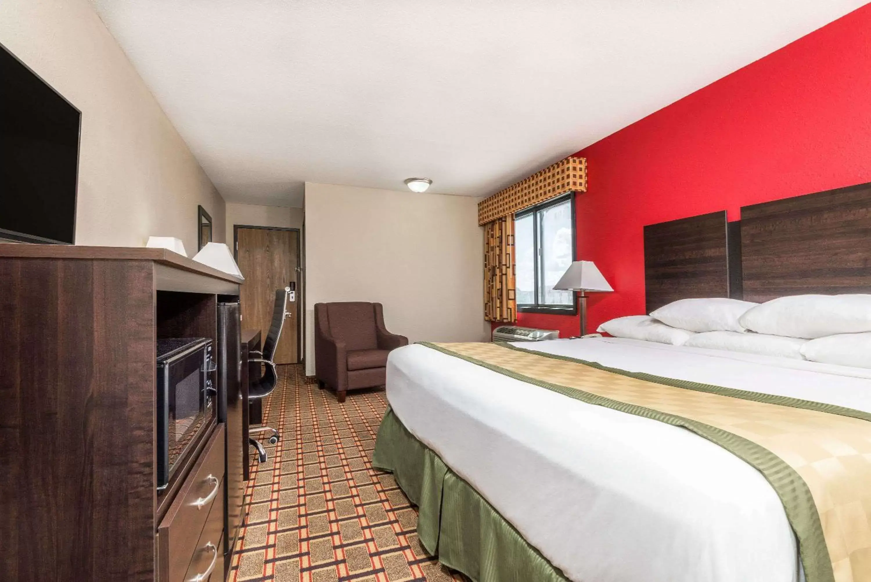 Photo of the whole room, Bed in Days Inn by Wyndham Muncie -Ball State University