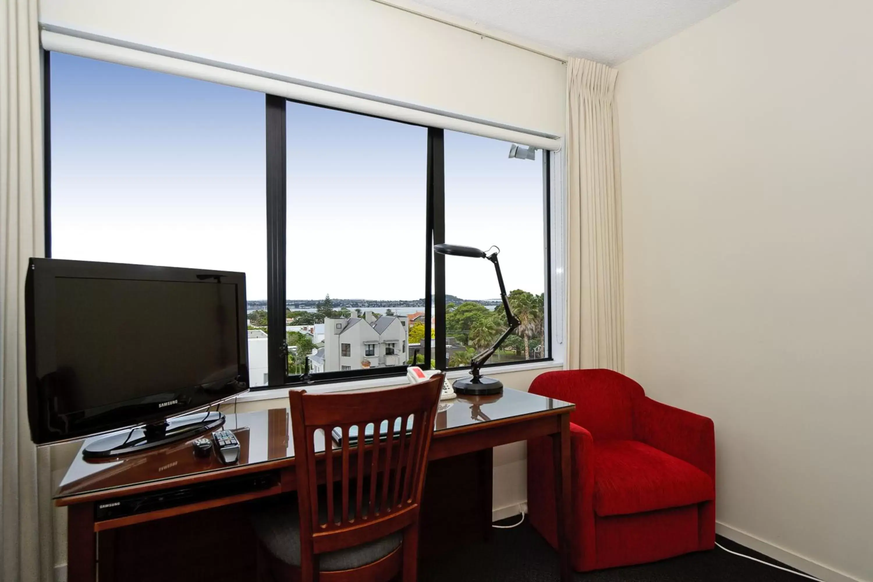 Seating area, TV/Entertainment Center in The Parnell Hotel & Conference Centre