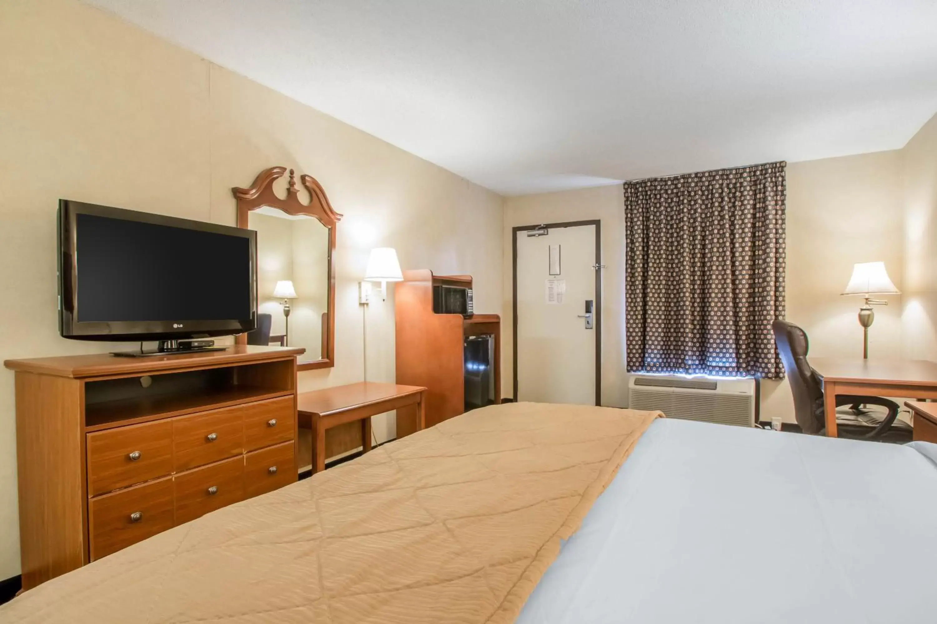 Bed in Quality Inn & Suites Ridgeland