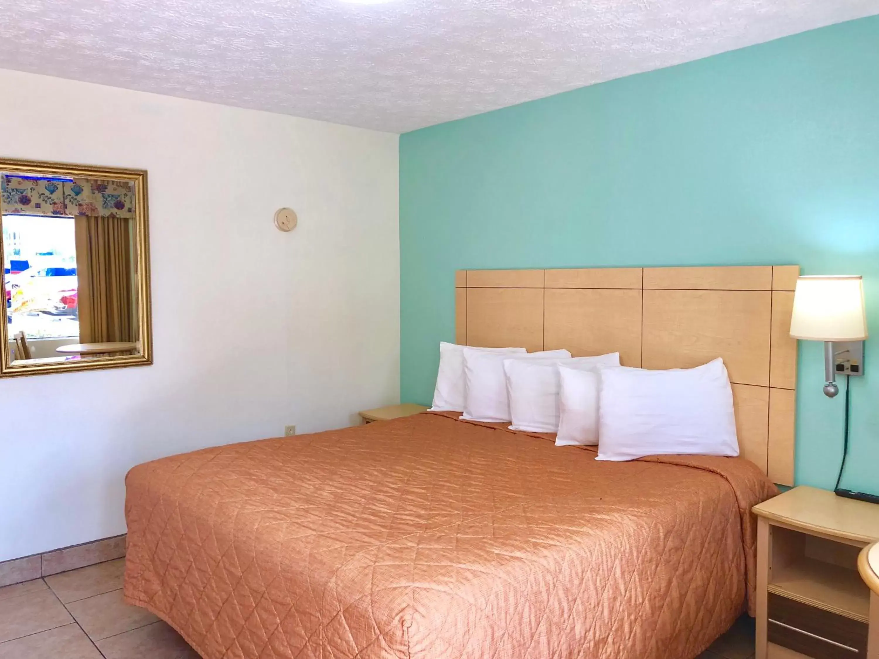 Bedroom, Bed in Dunes Inn & Suites - Tybee Island