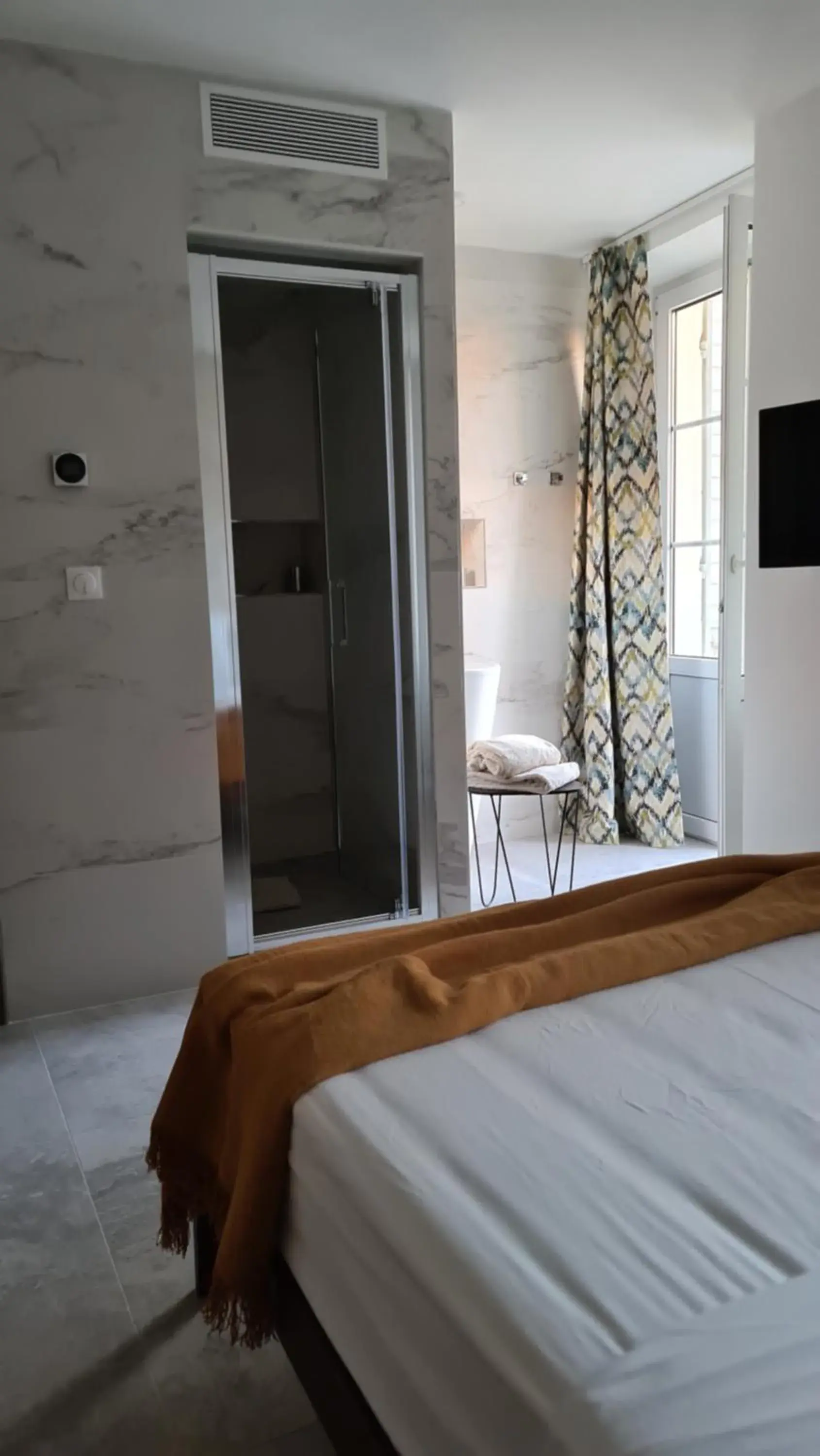 Shower, Bed in Hotel Le Petit Trianon