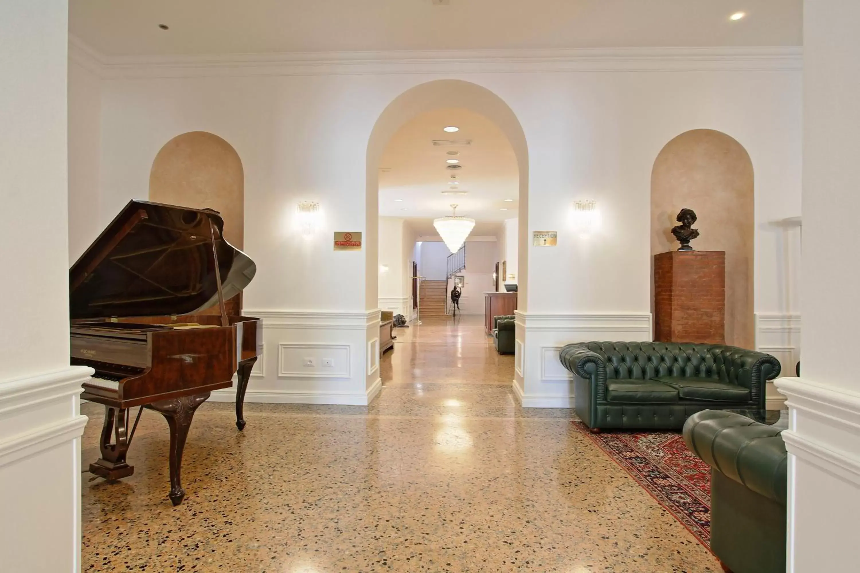 Communal lounge/ TV room, Seating Area in Rechigi Park Hotel