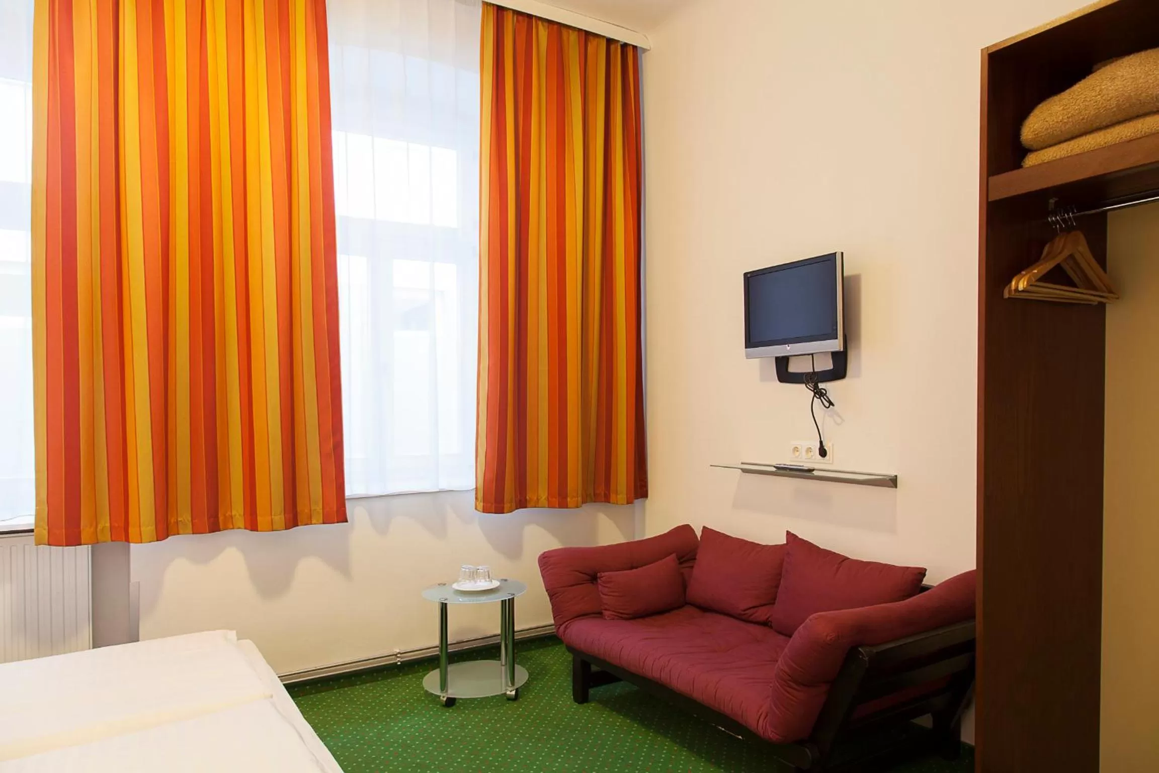 Seating area, Bed in Pension Stadthalle