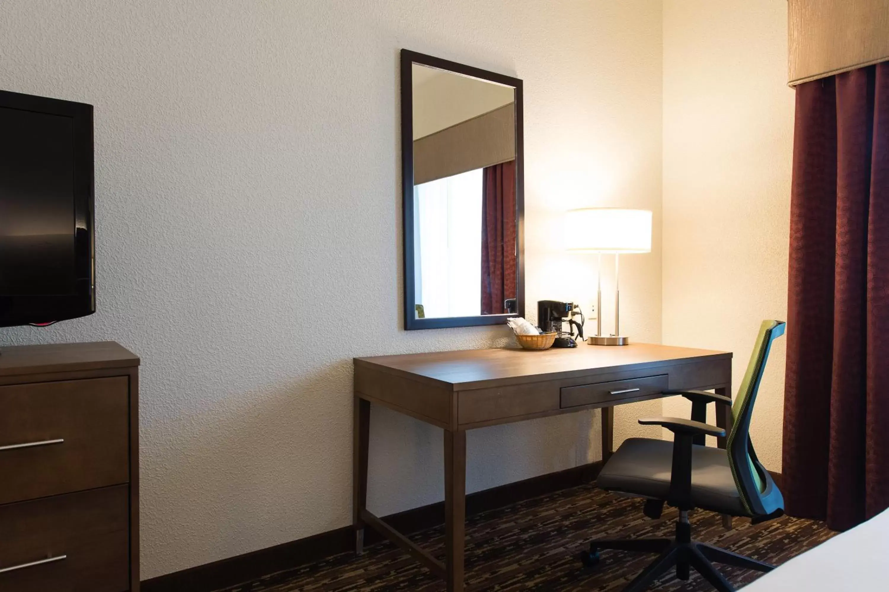 Seating area, TV/Entertainment Center in Holiday Inn Express & Suites Walterboro, an IHG Hotel