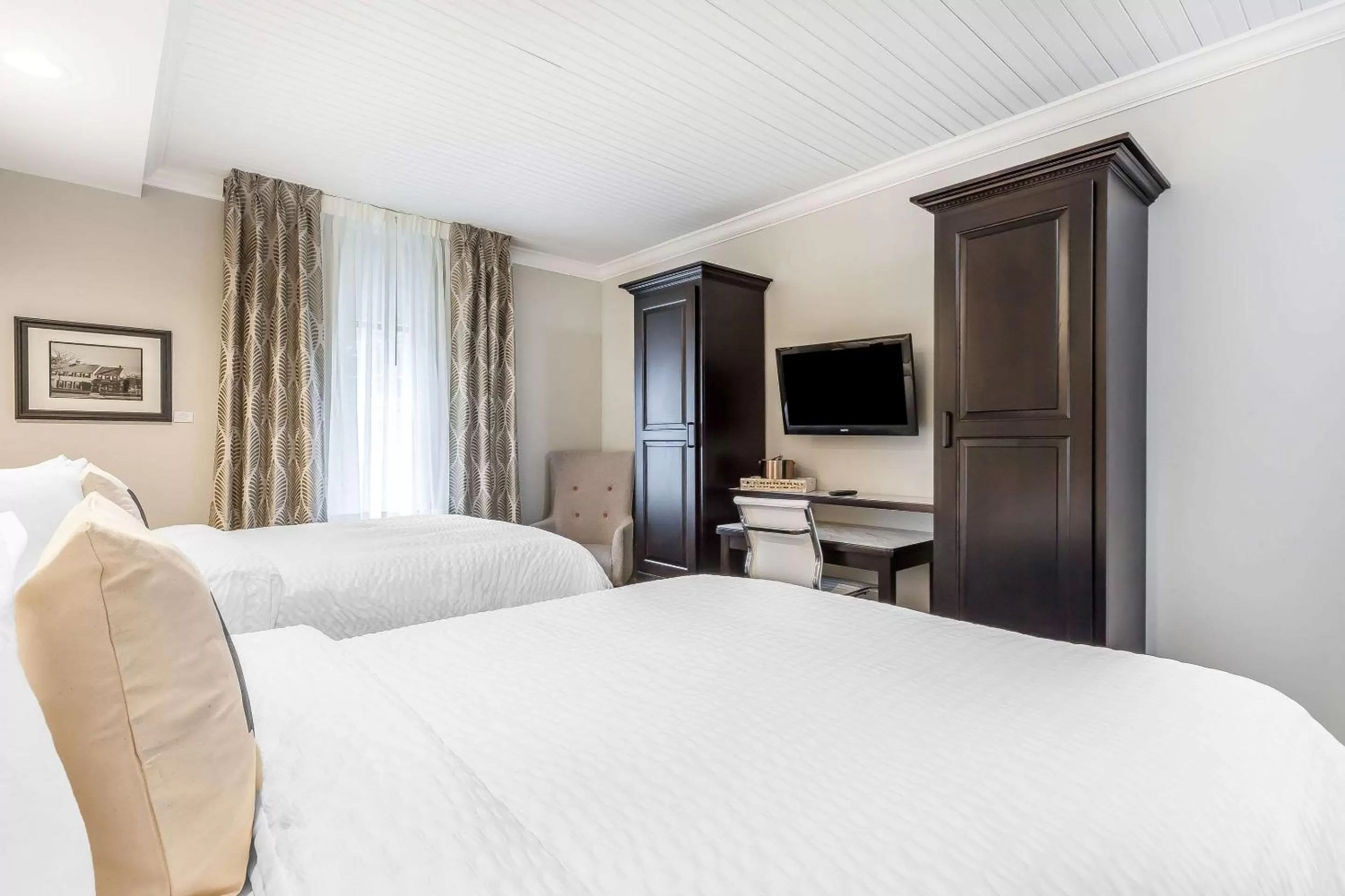 Photo of the whole room, Bed in The Aurora Inn Hotel and Event Center