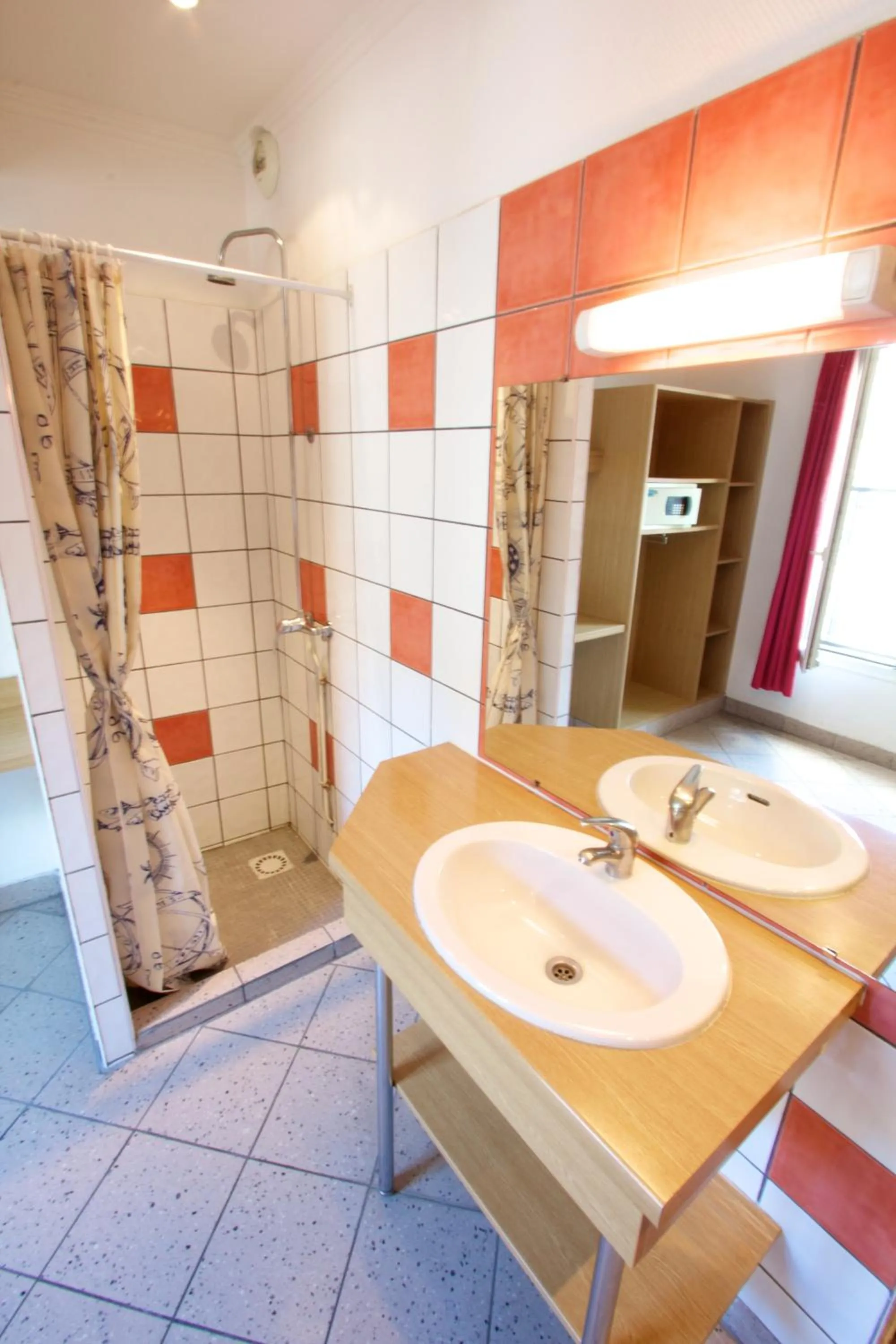 Bathroom in Bastille Hostel