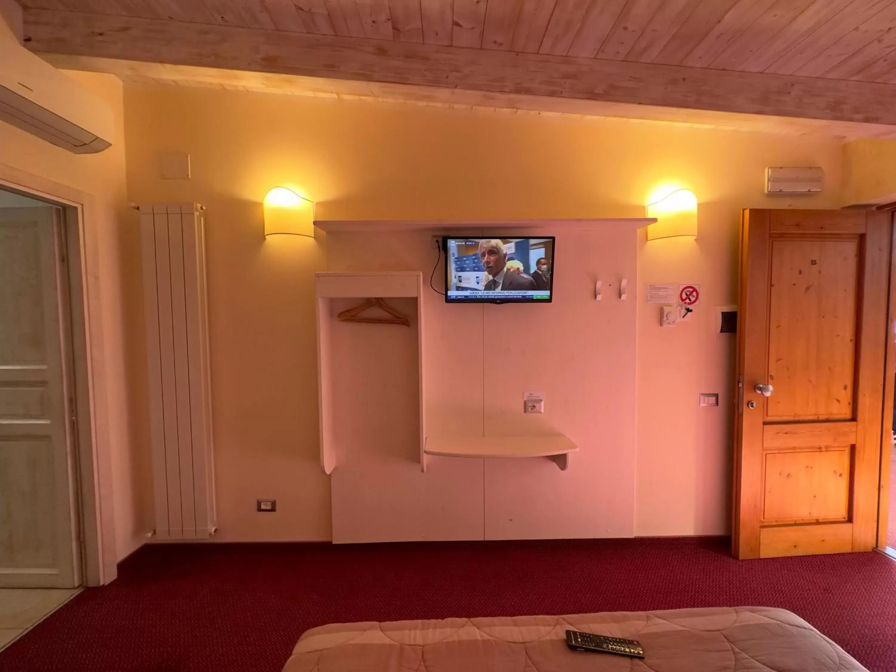 TV and multimedia, TV/Entertainment Center in Bel Sole B&B