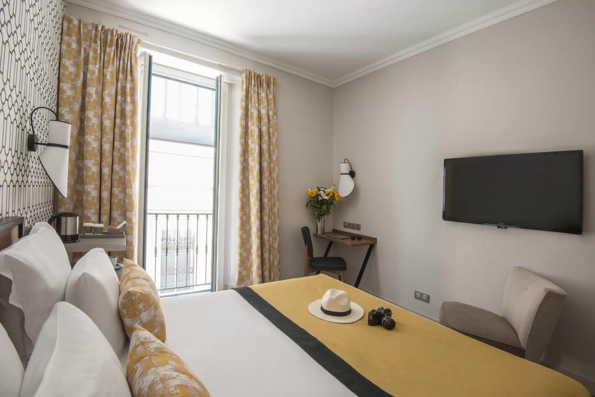 Photo of the whole room, Bed in Mercure Nice Marché Aux Fleurs