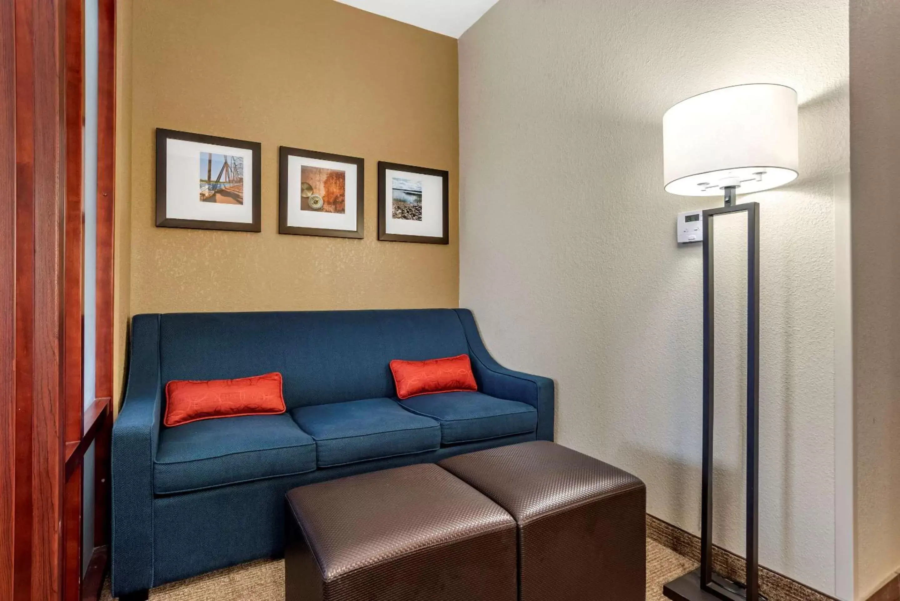 Photo of the whole room, Seating Area in Comfort Suites Airport Flowood