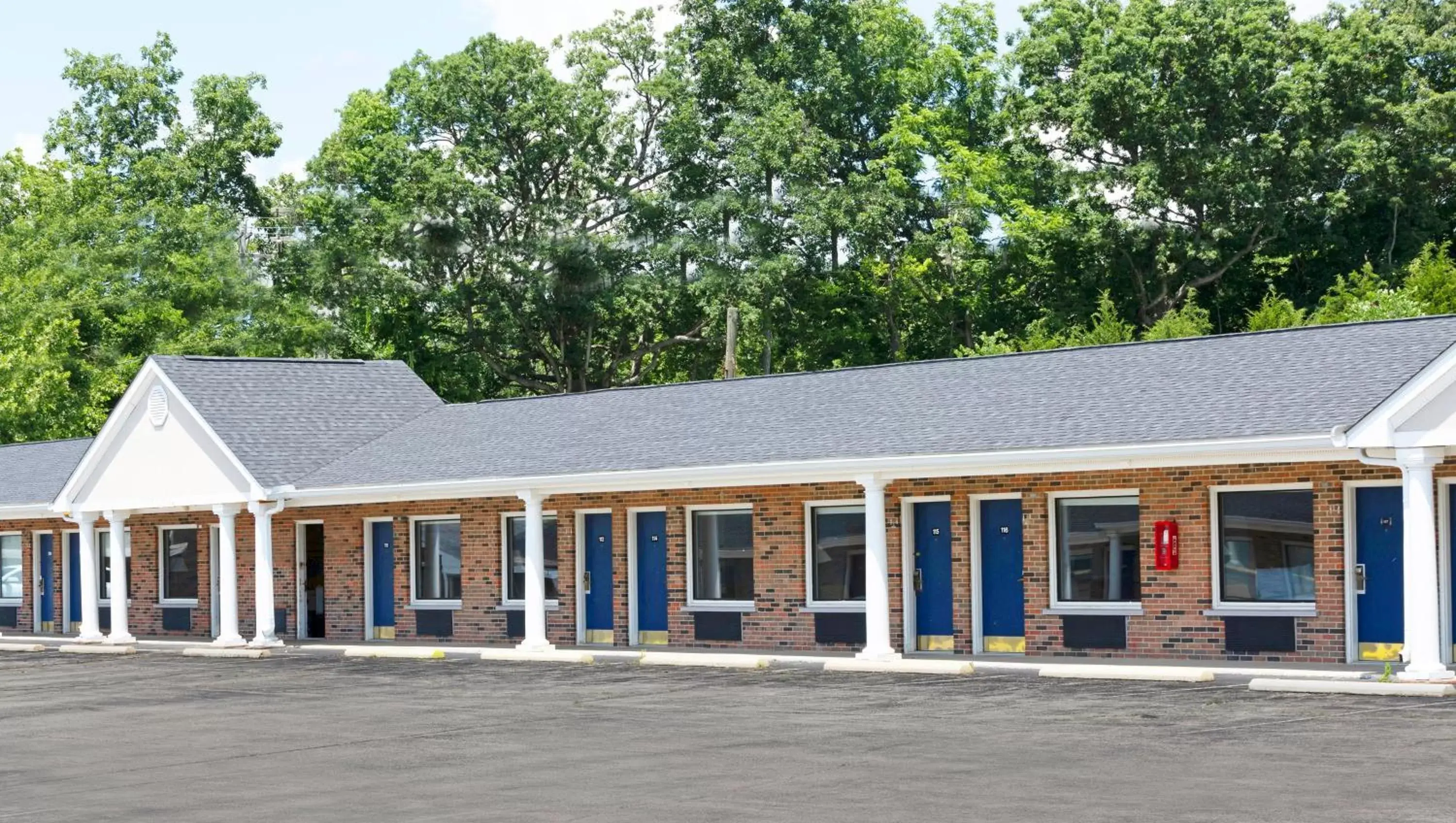 Property building in Sunrise Inn Williamstown Property building in Sunrise Inn Williamstown