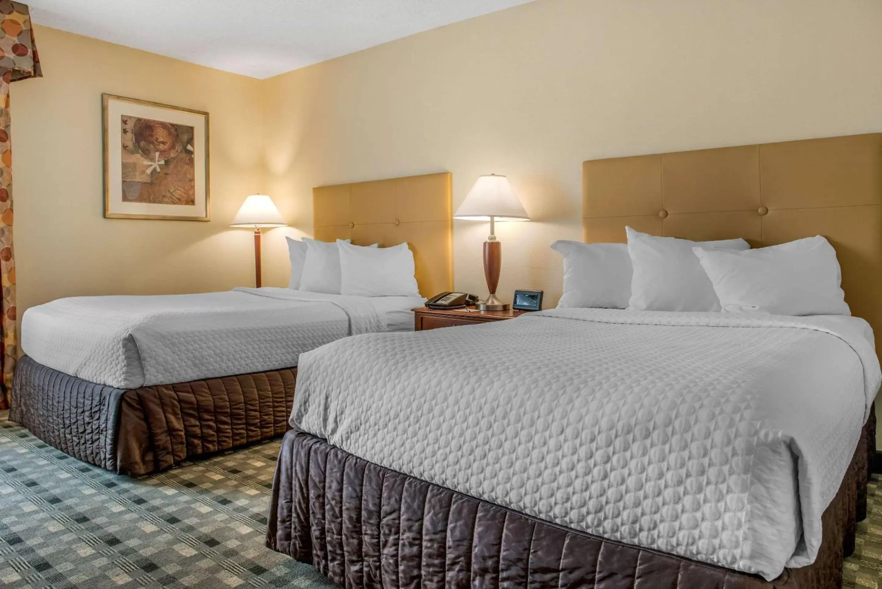 Photo of the whole room, Bed in Quality Hotel Conference Center Cincinnati Blue Ash