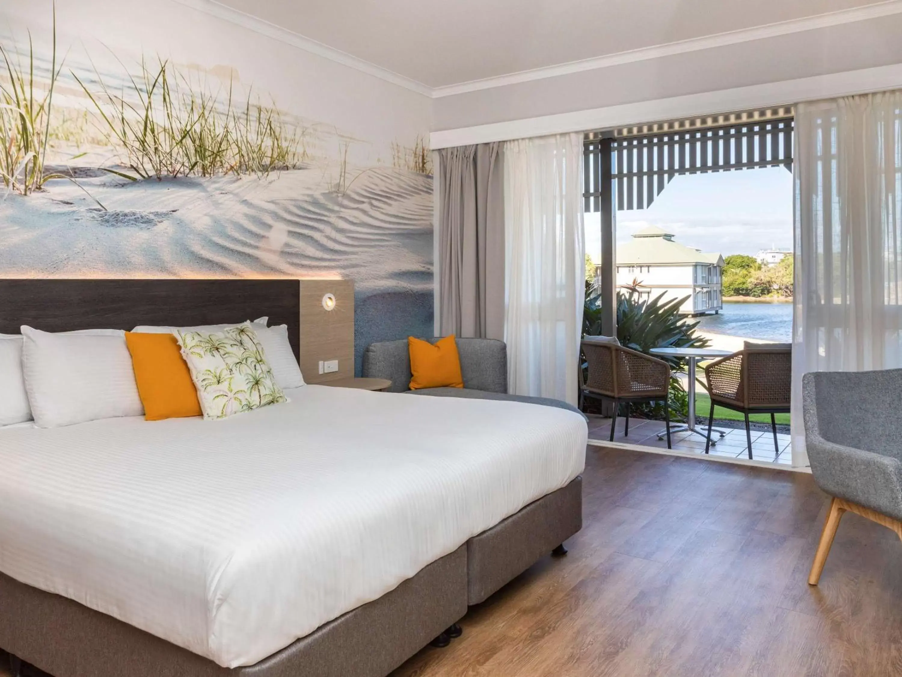 TV and multimedia, Bed in Novotel Sunshine Coast Resort