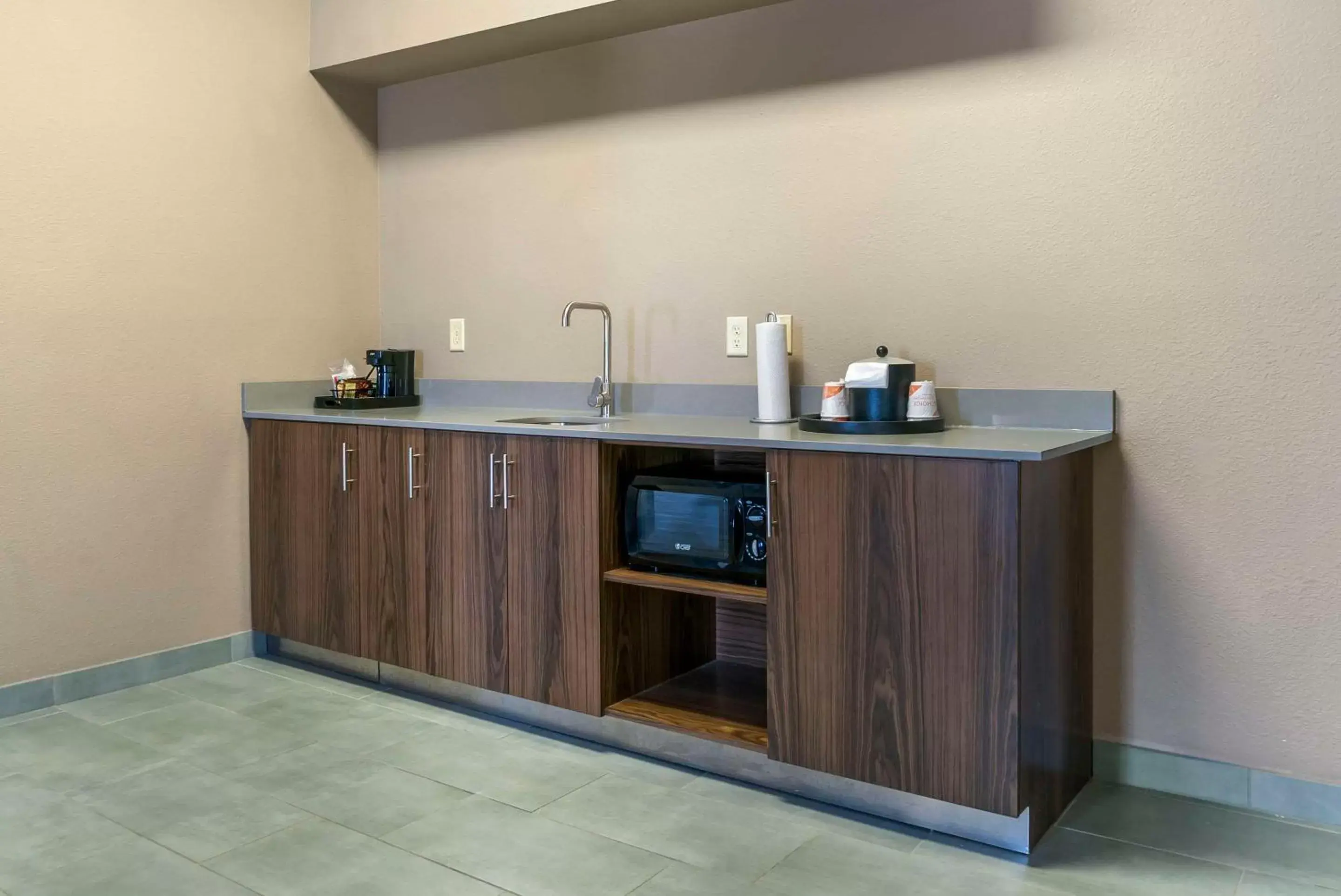 Bedroom, Kitchen/Kitchenette in Comfort Inn & Suites