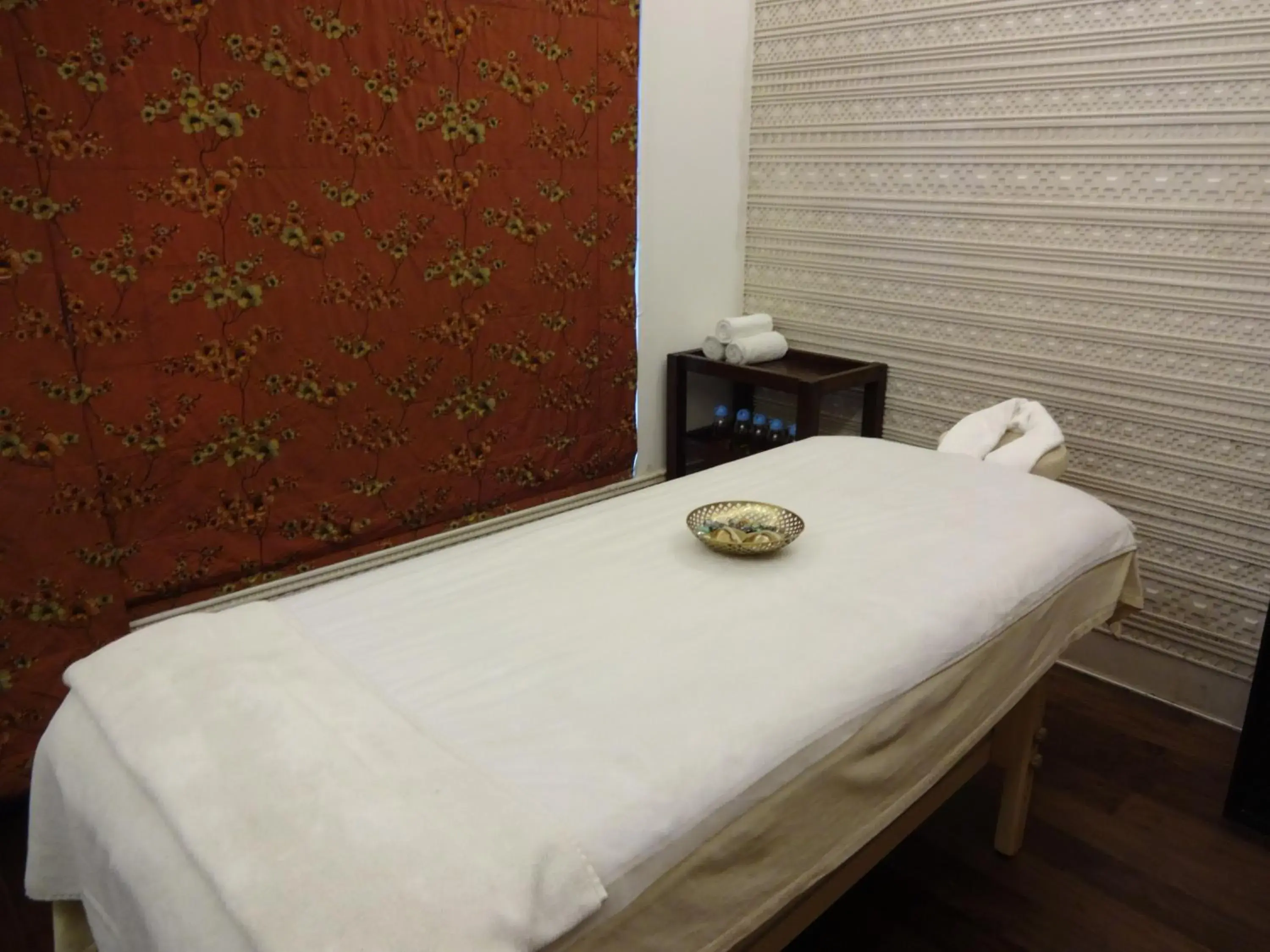 Spa and wellness centre/facilities, Bed in The Claridges Nabha Residence-Heritage