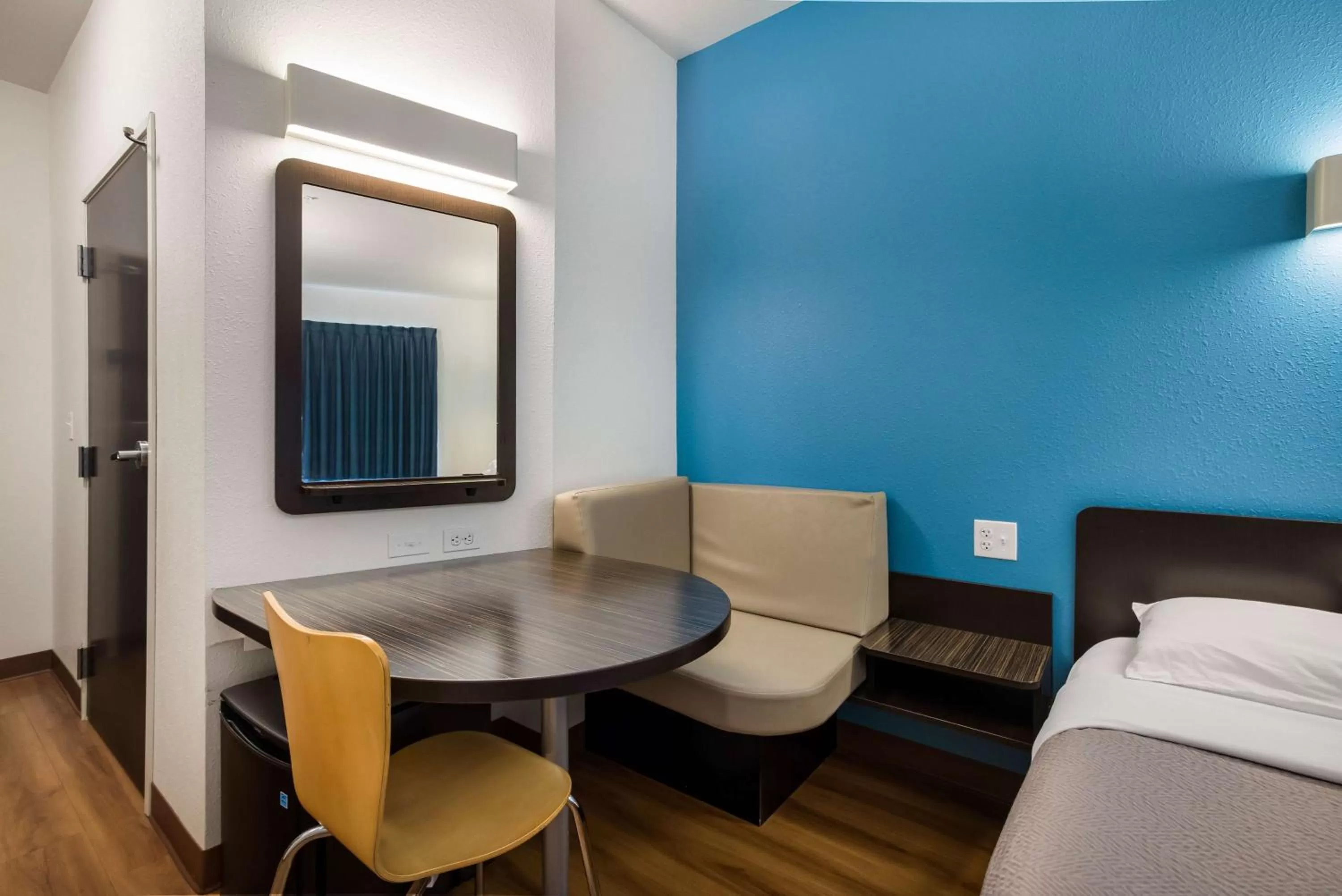 Photo of the whole room, Bed in Motel 6 Poplar Bluff, MO