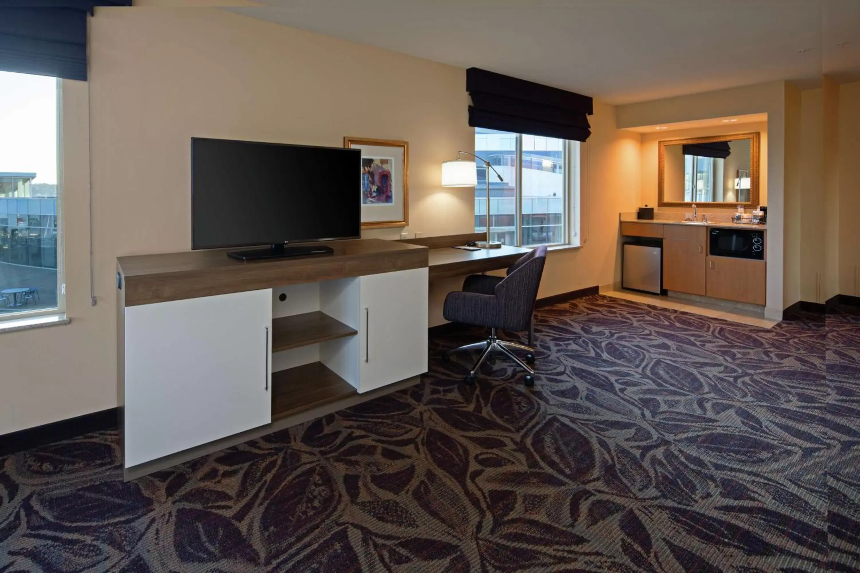 Bedroom, TV/Entertainment Center in Hampton Inn & Suites Bremerton