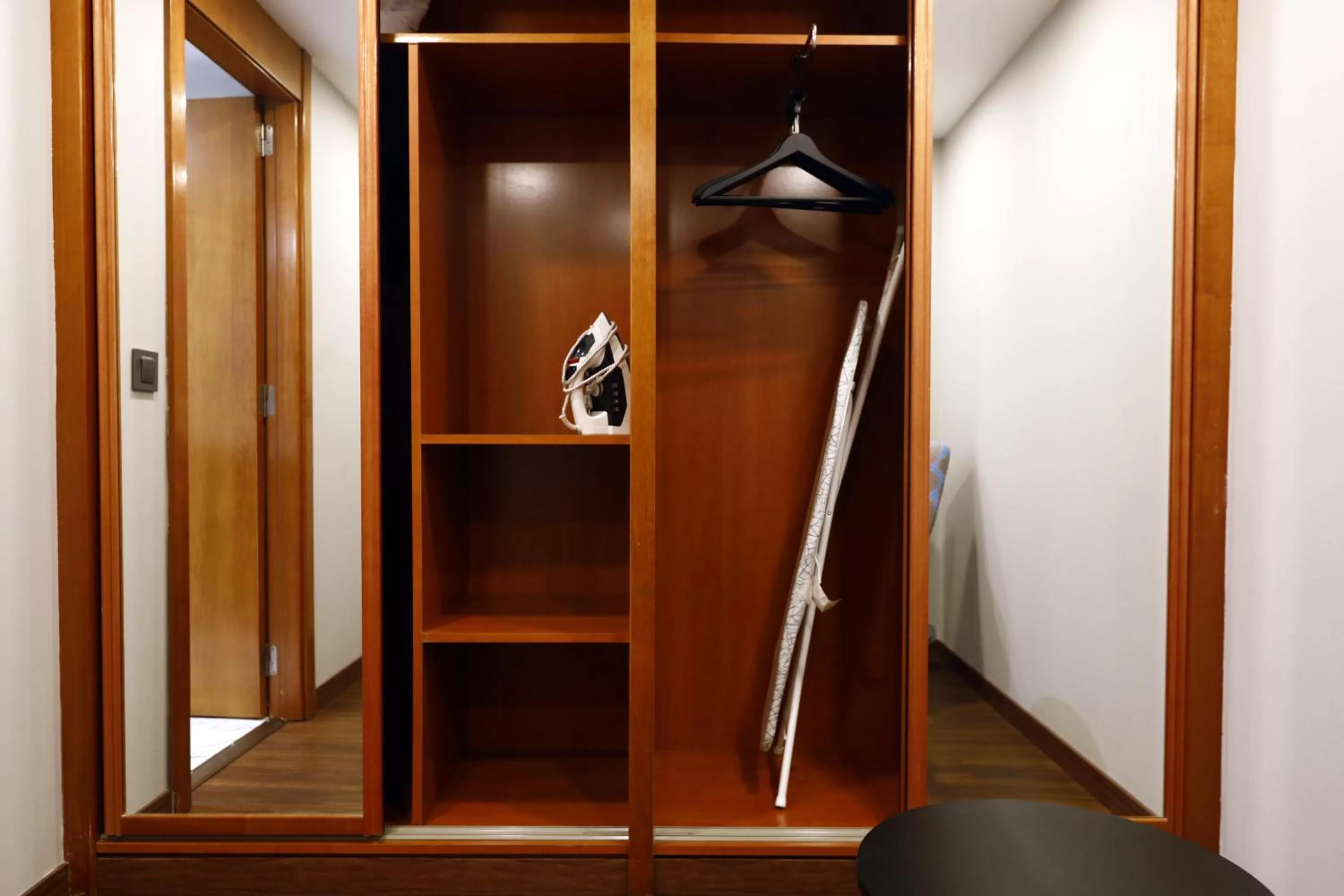 wardrobe in Travelodge Madrid Coslada Aeropuerto