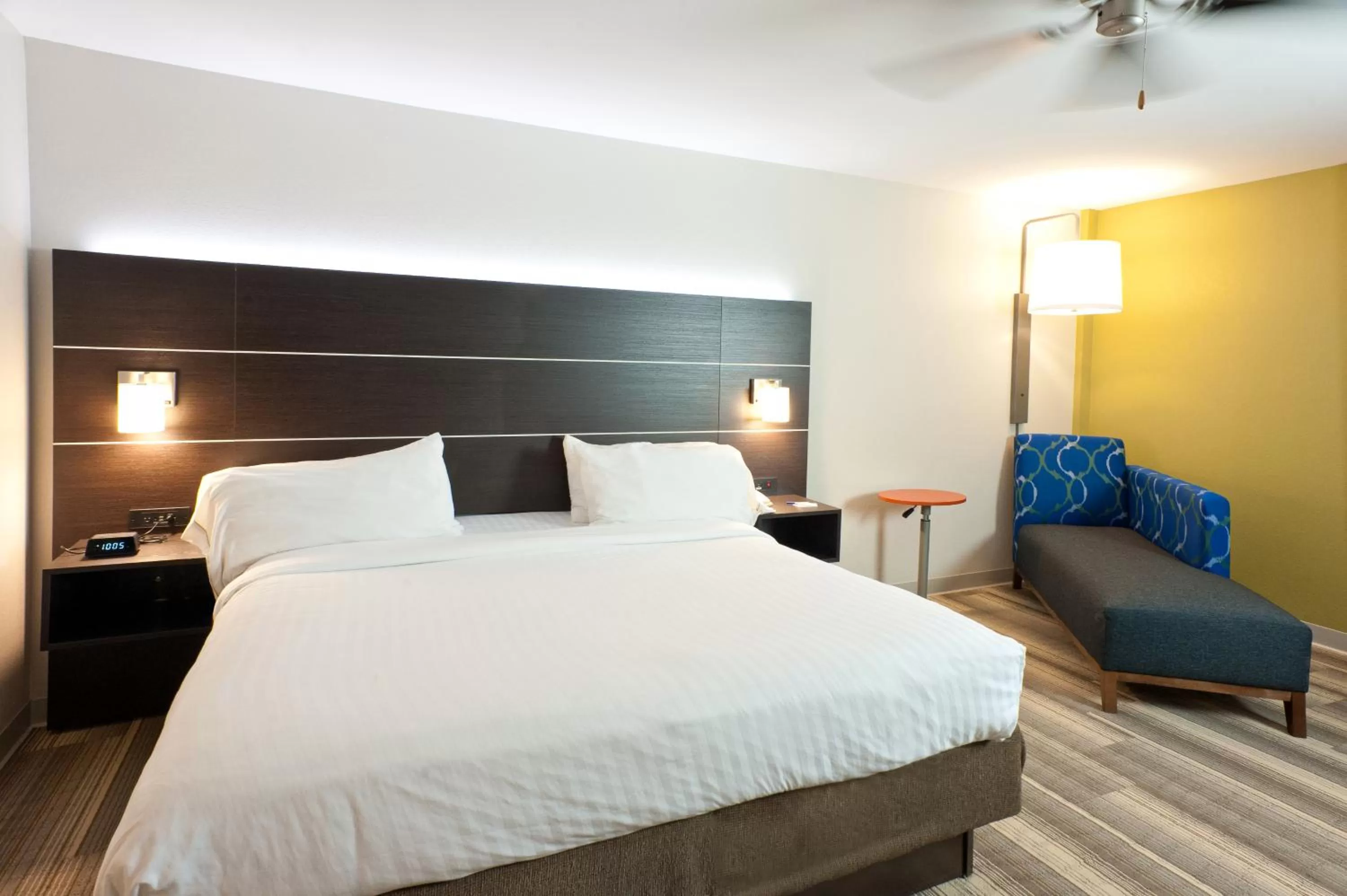 Bed in Holiday Inn Express Hotel & Suites Scott-Lafayette West by IHG