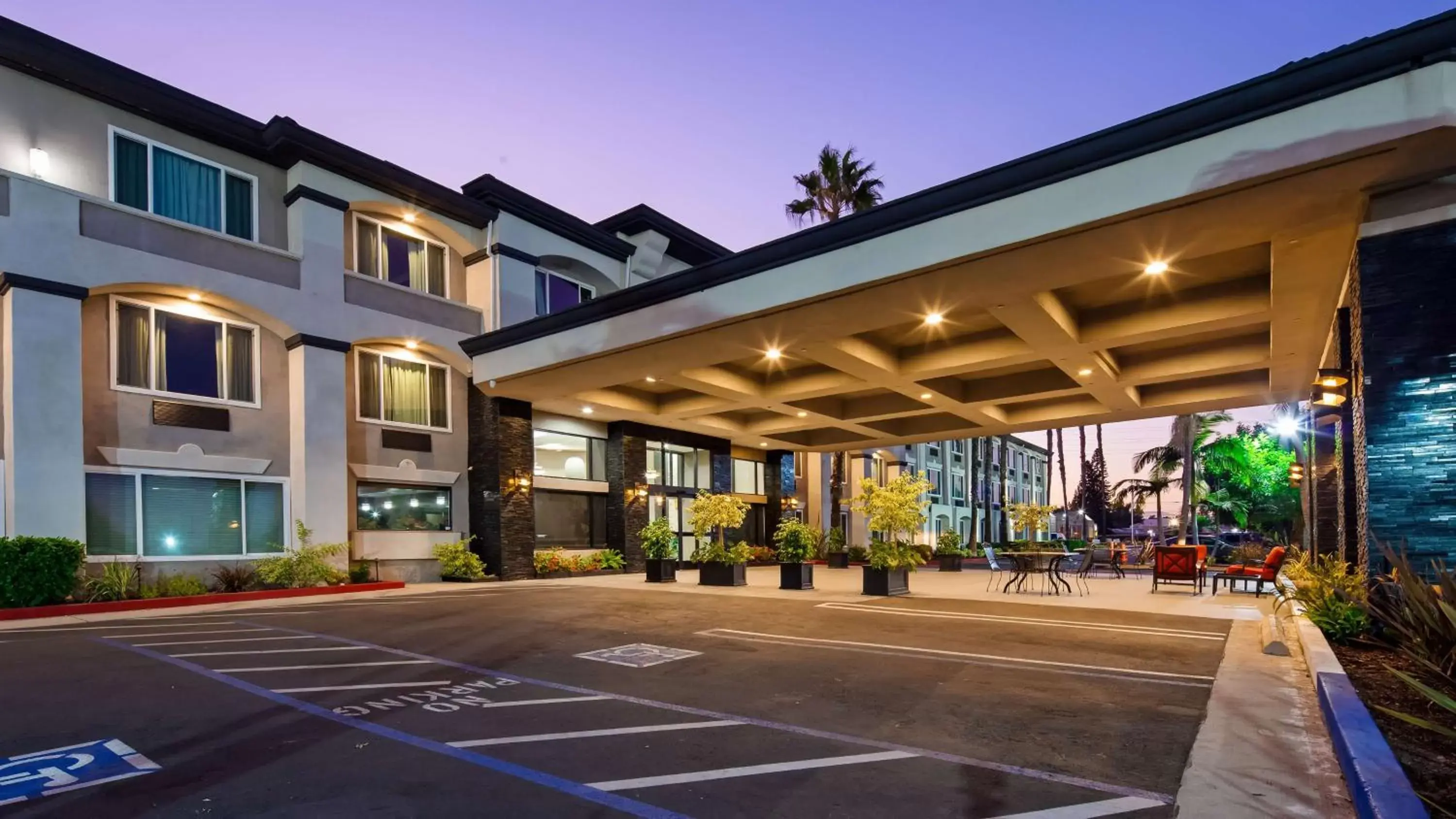 Property building in Best Western Plus - Anaheim Orange County Hotel