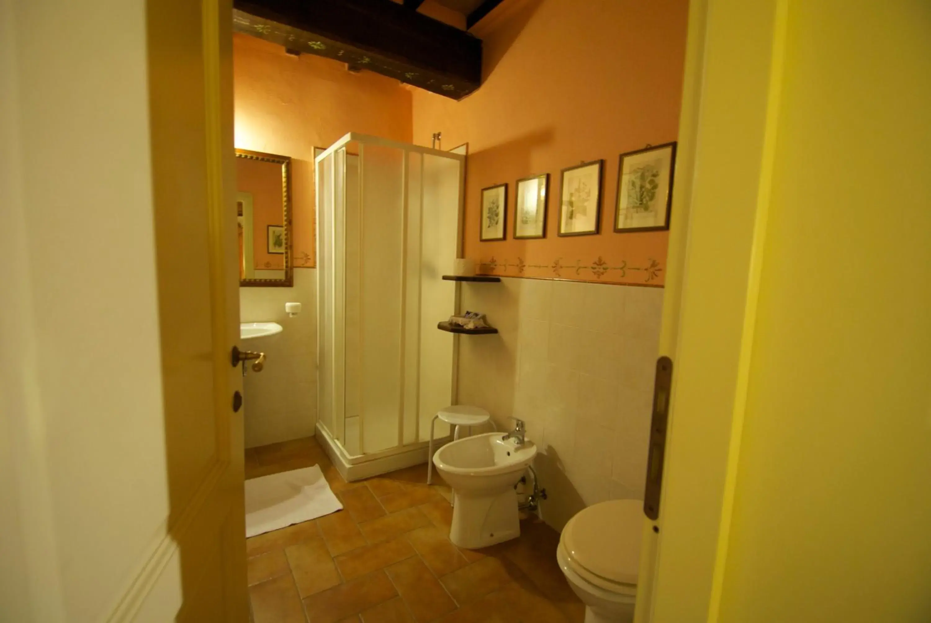 Bathroom in Torre Sangiovanni Albergo e Ristorante