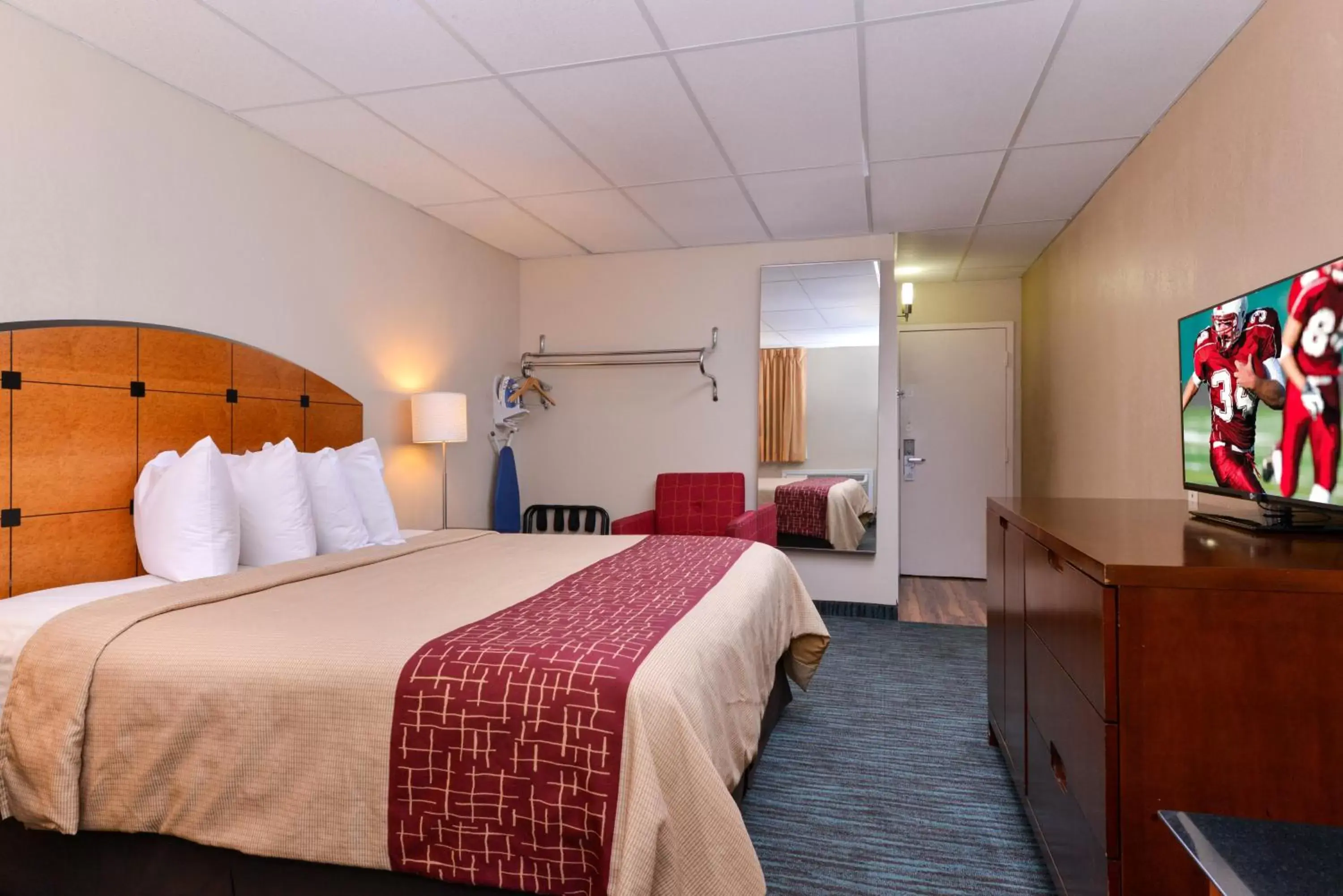 Photo of the whole room, Bed in Red Roof Inn Chambersburg Photo of the whole room, Bed in Red Roof Inn Chambersburg