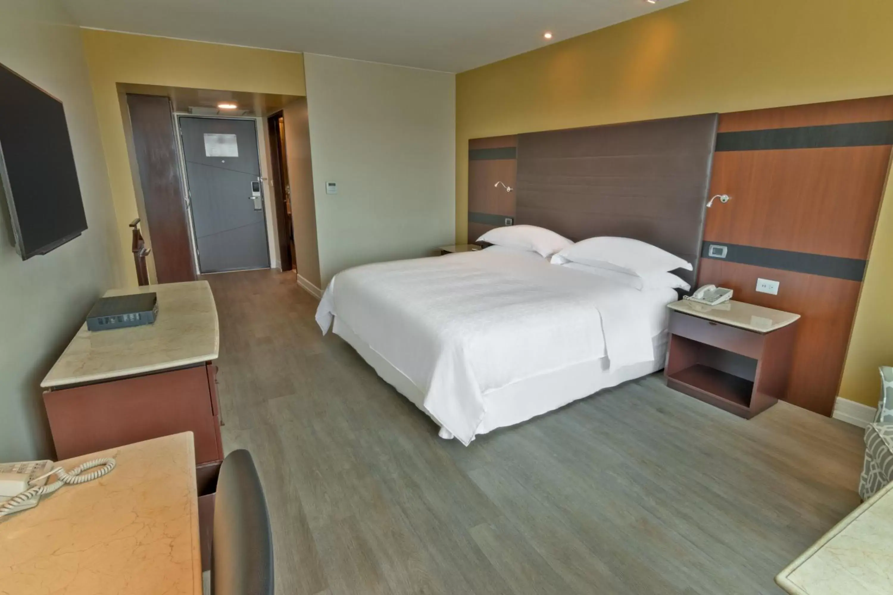 Photo of the whole room, Bed in Sheraton Guayaquil
