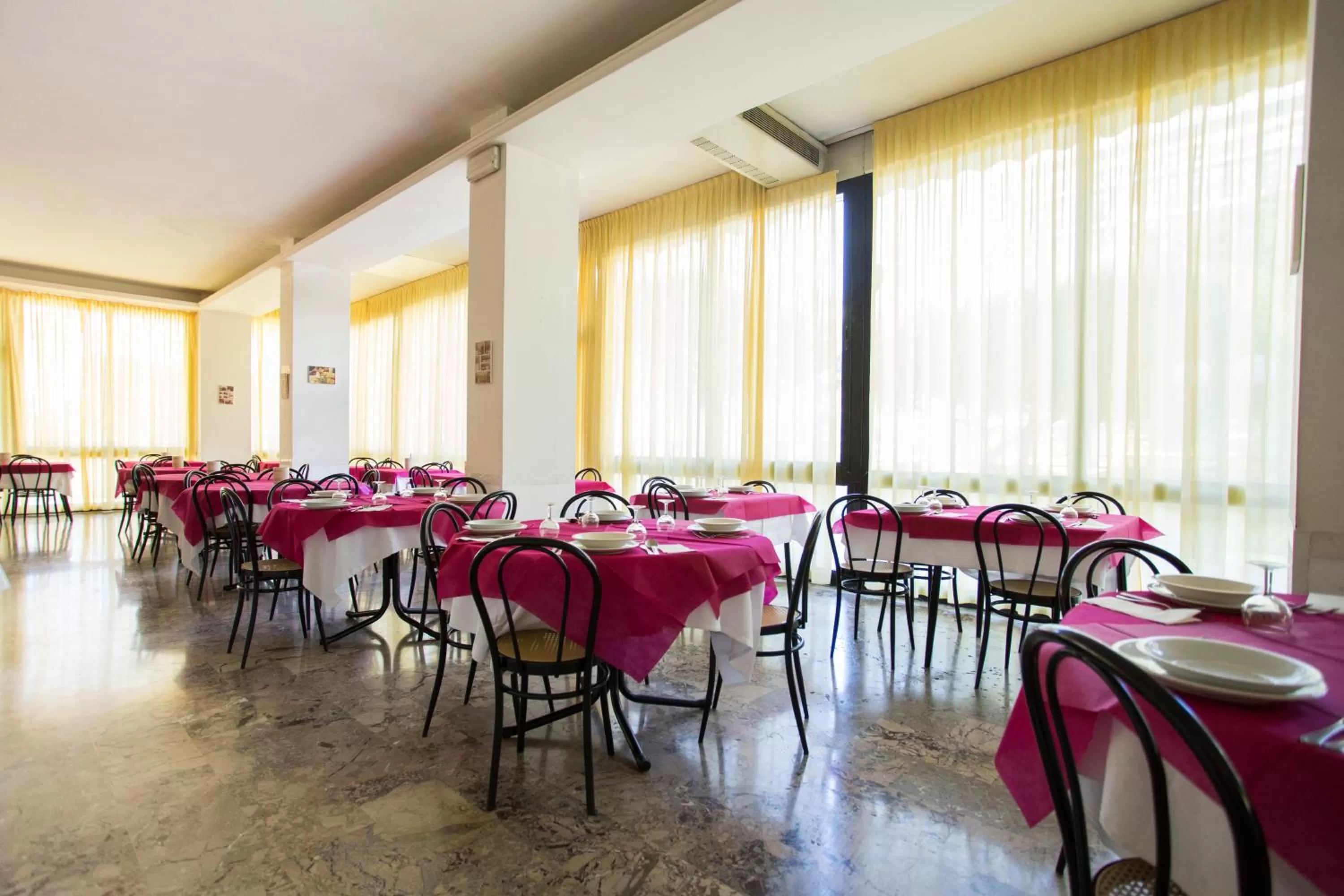 Restaurant/places to eat in Hotel Europa