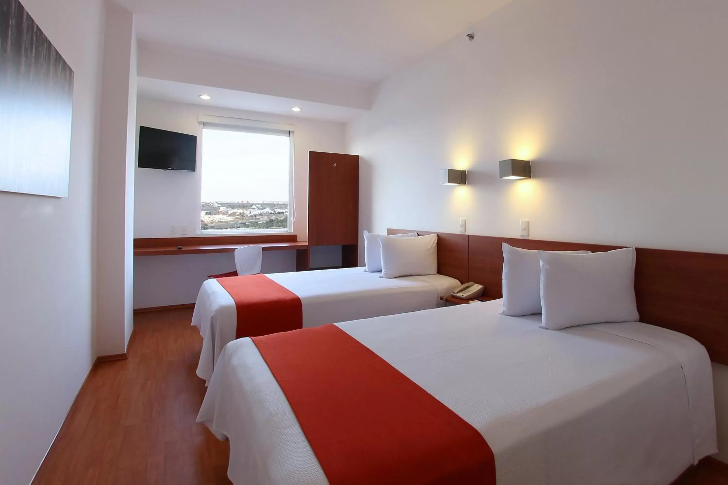 Photo of the whole room, Bed in One Queretaro Centro Sur