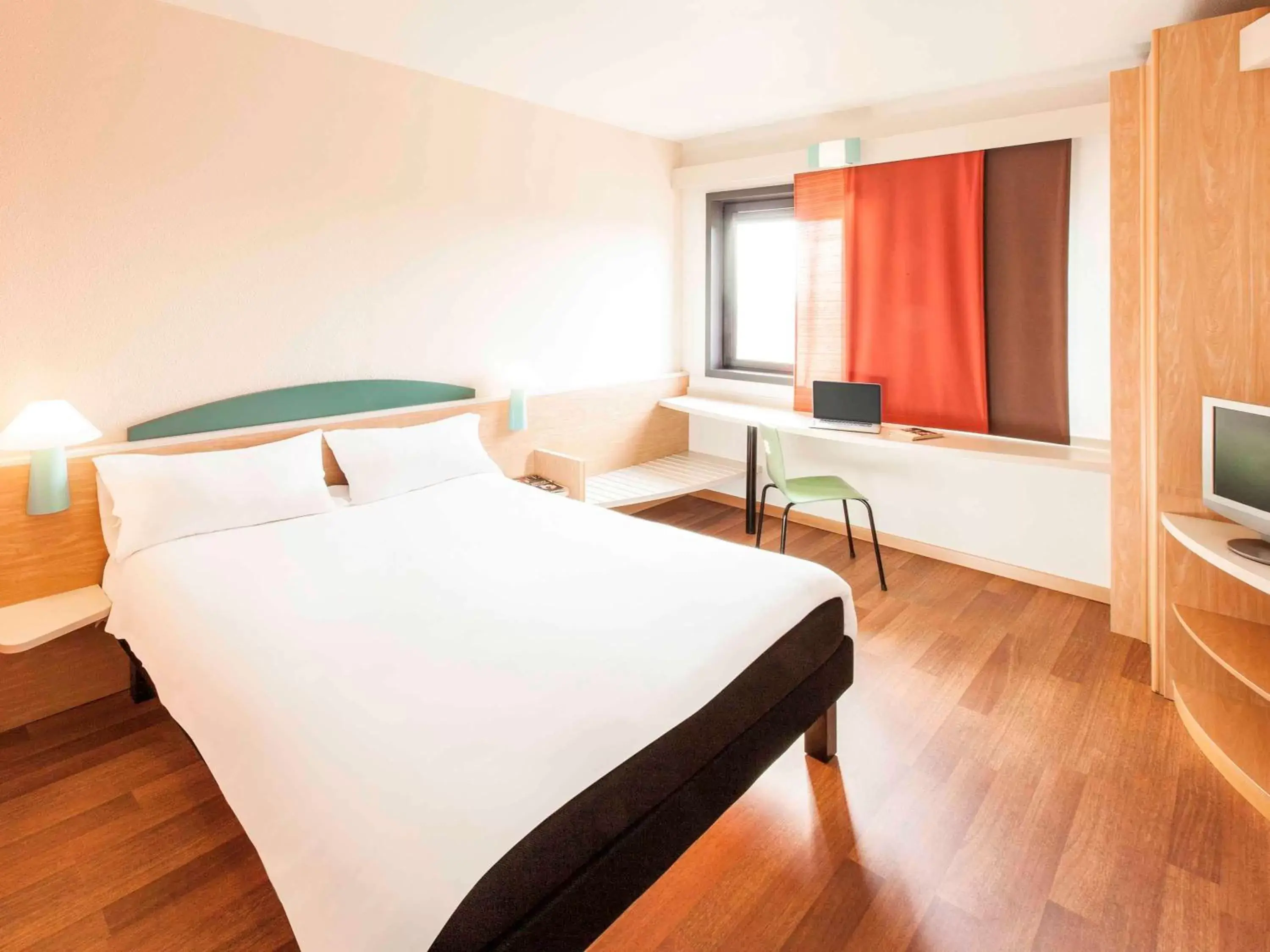 Photo of the whole room, Bed in Ibis Roma Fiera