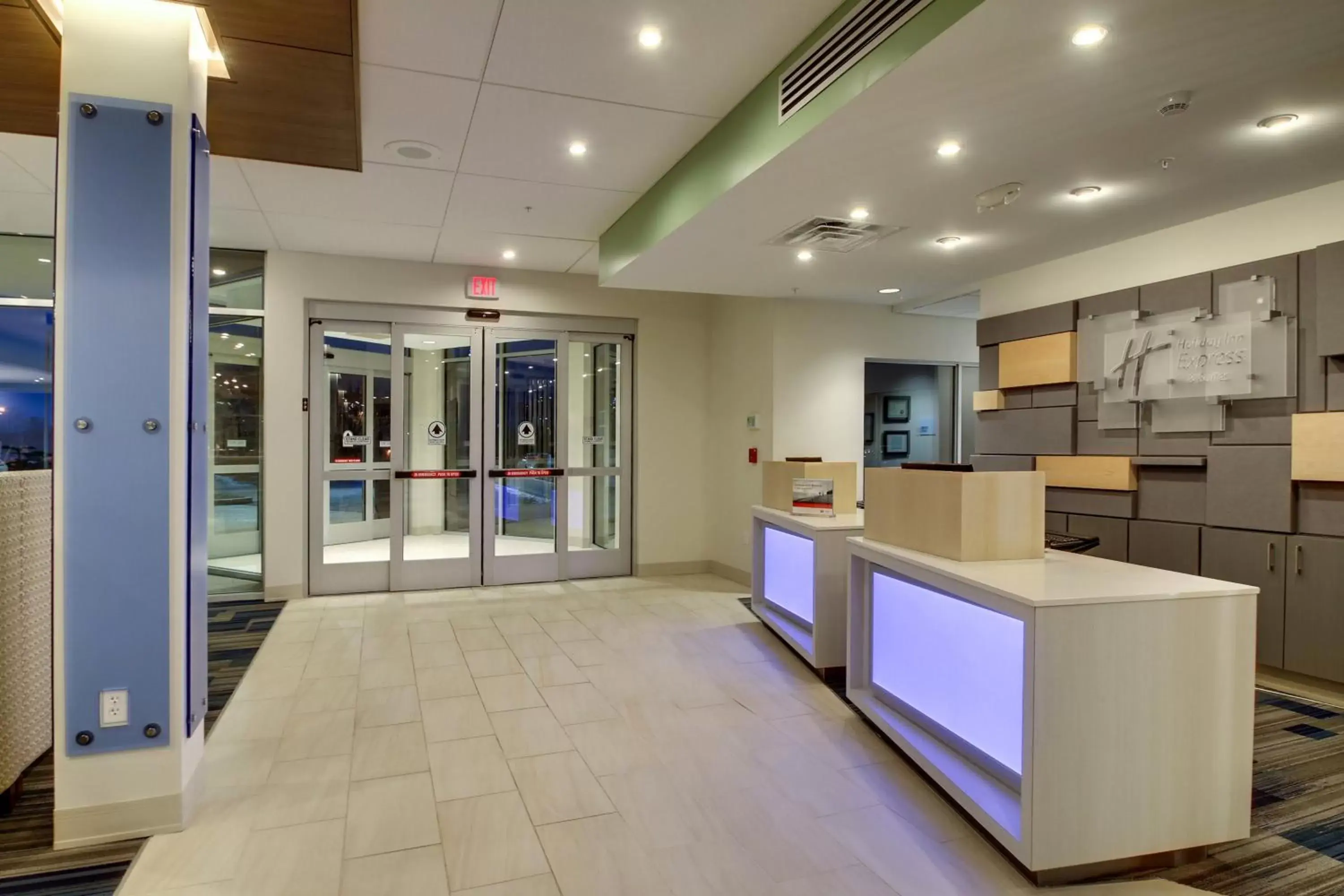 Lobby or reception, Kitchen/Kitchenette in Holiday Inn Express & Suites Galesburg, an IHG Hotel