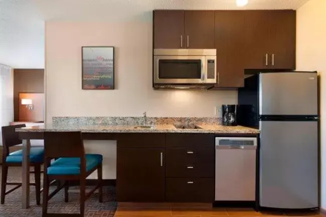 Kitchen or kitchenette, Kitchen/Kitchenette in TownePlace Suites by Marriott Chicago Naperville