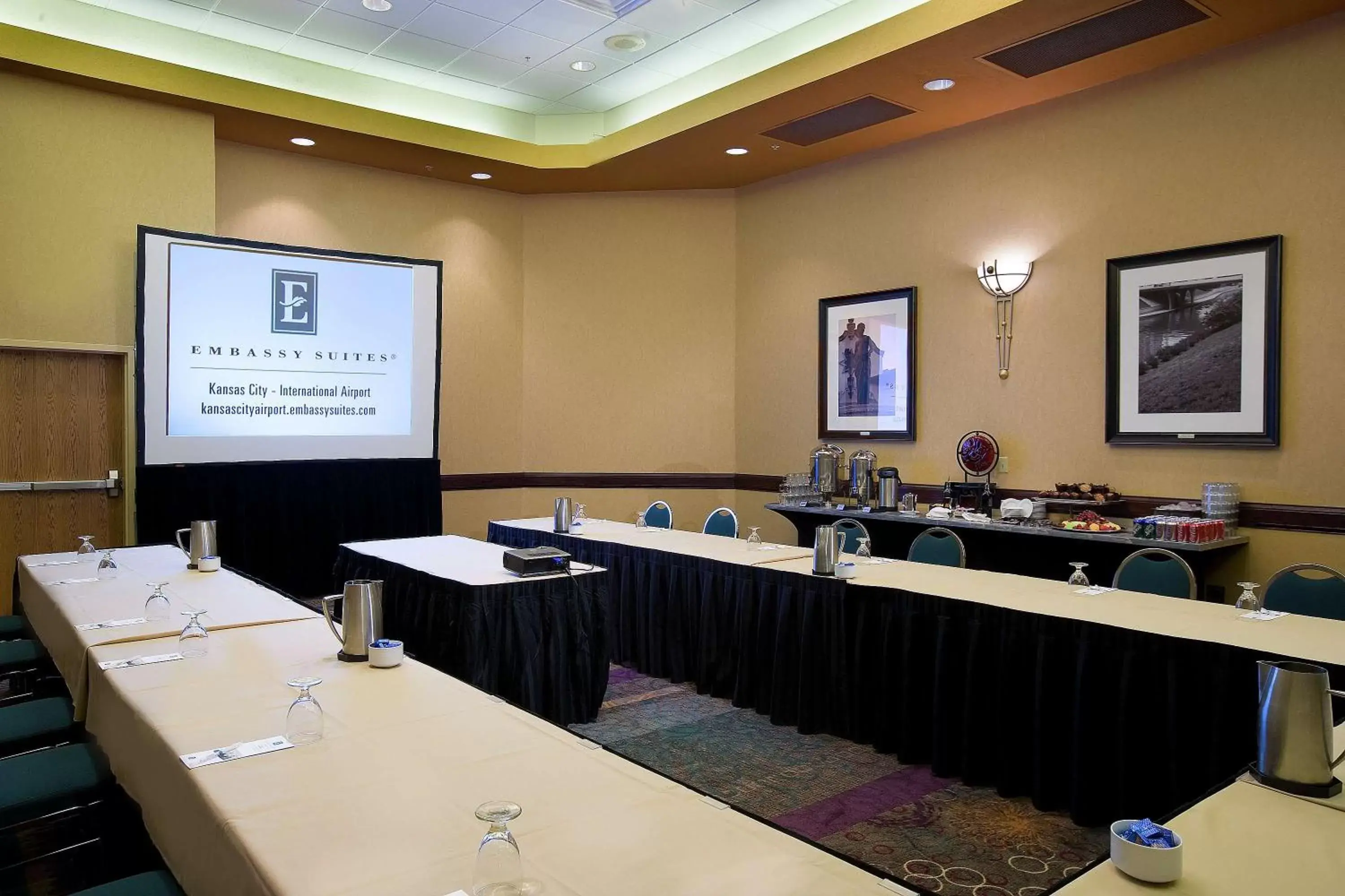 Meeting/conference room in Embassy Suites by Hilton Kansas City International Airport