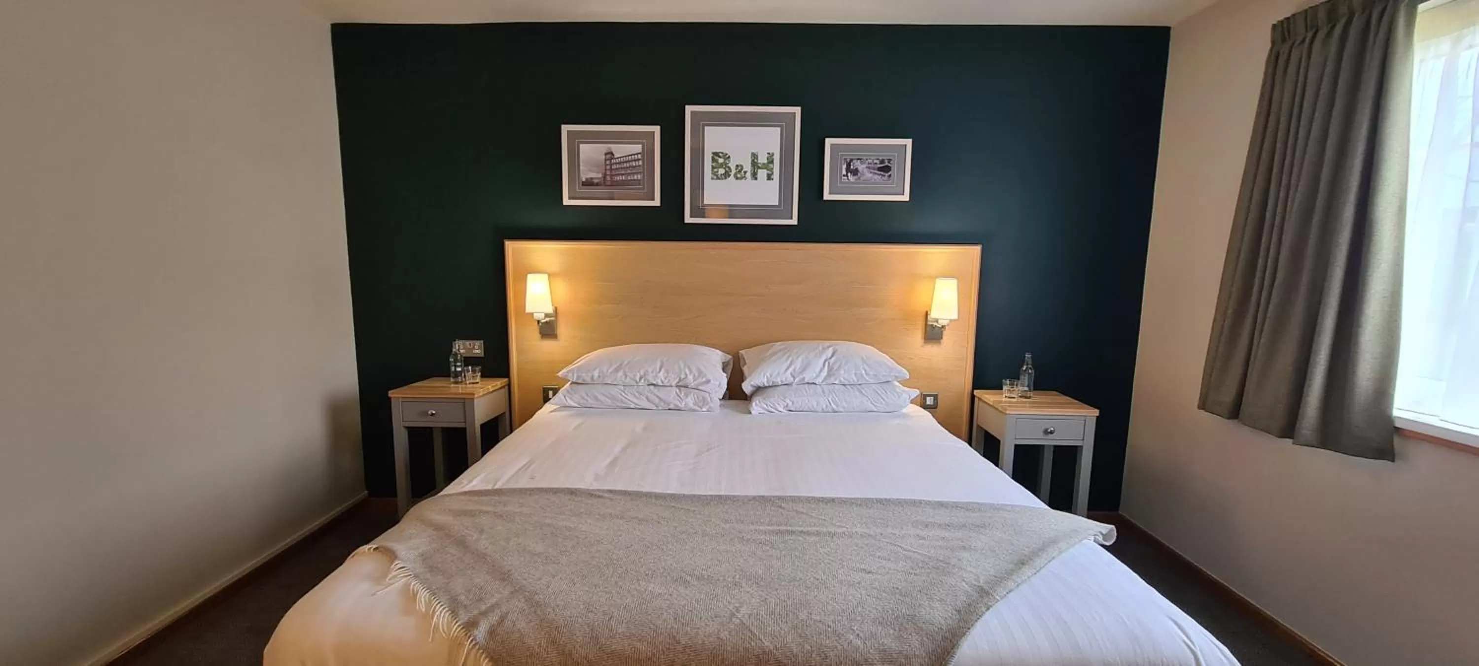 Bedroom, Bed in Boat & Horses Inn