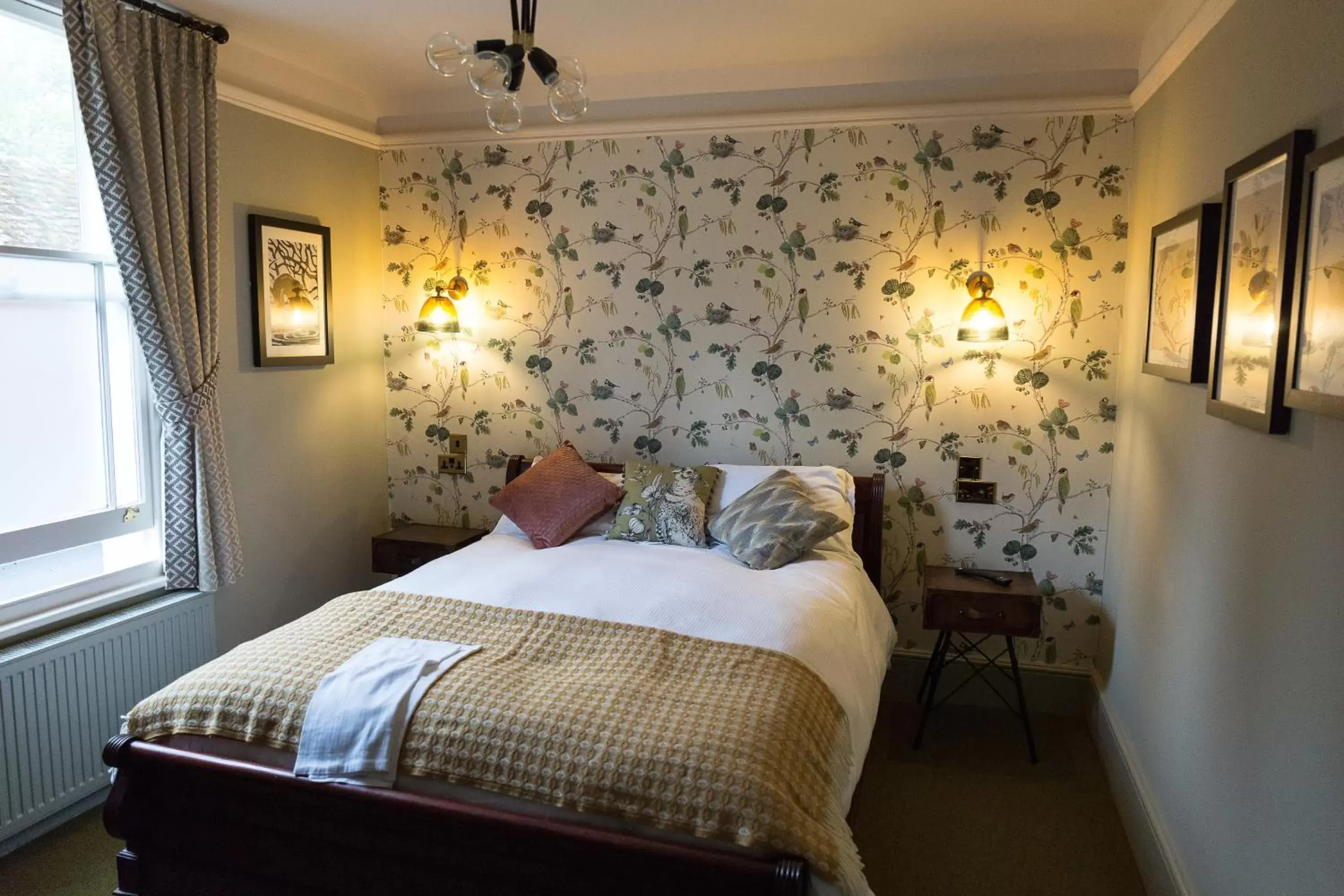Photo of the whole room, Bed in The Dundas Arms