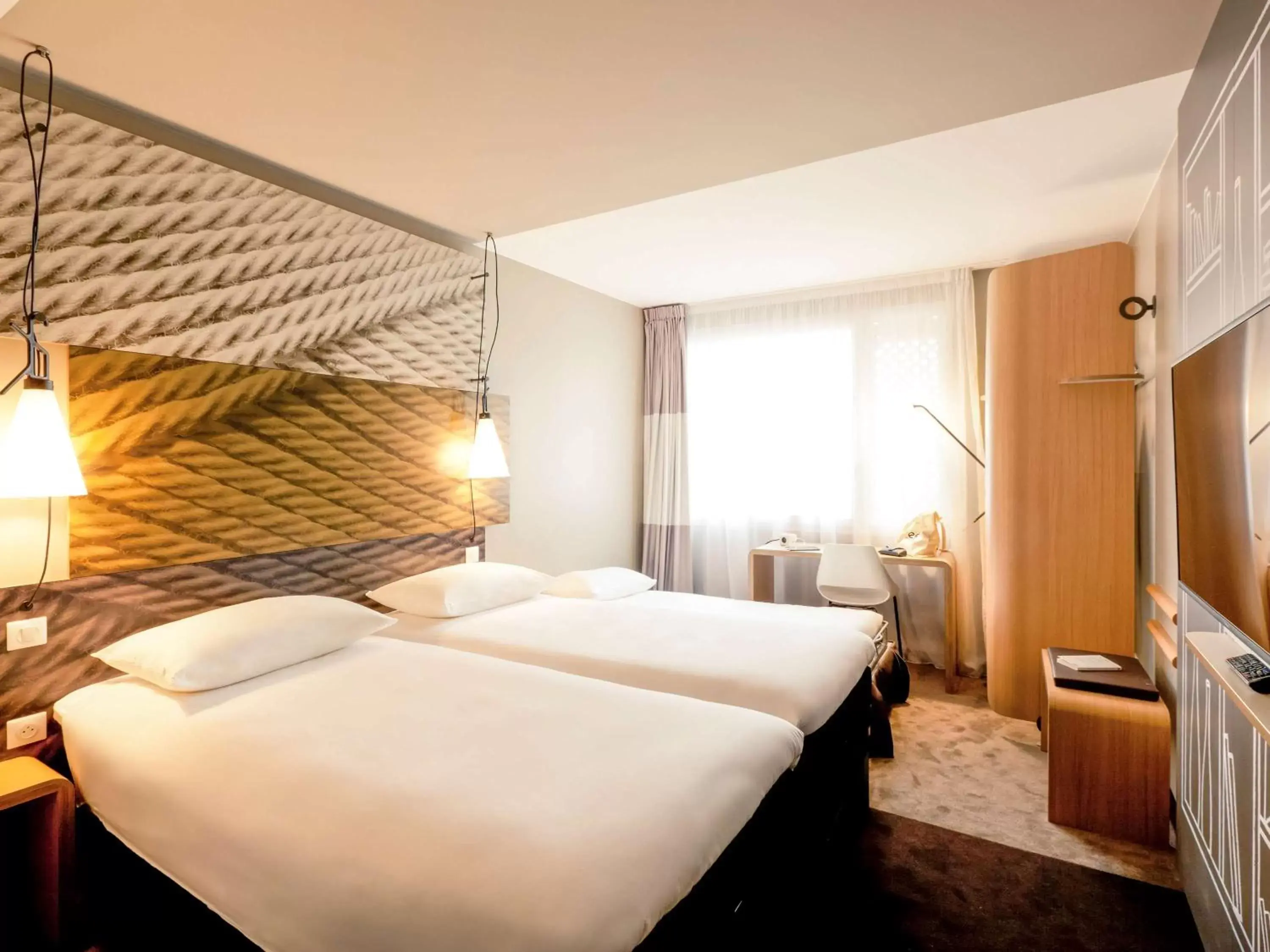 Photo of the whole room, Bed in ibis Lyon Carre De Soie Photo of the whole room, Bed in ibis Lyon Carre De Soie