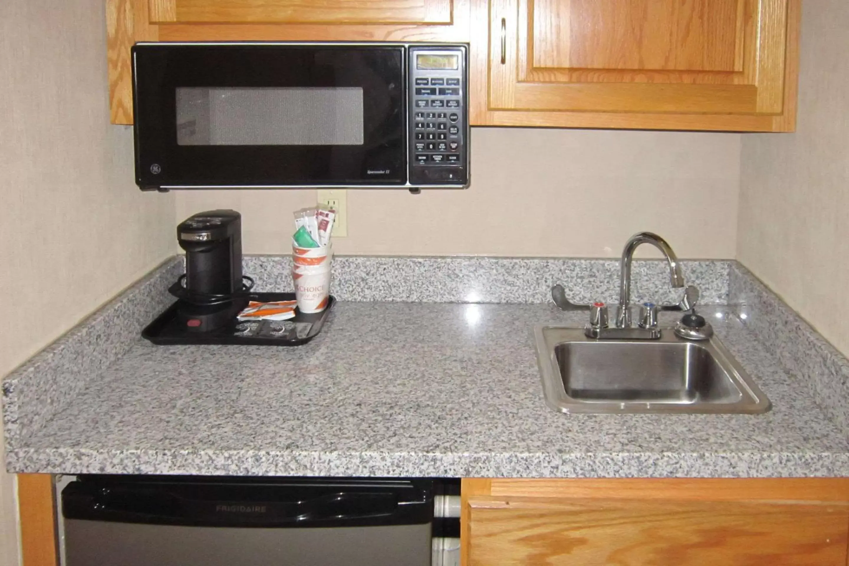 Photo of the whole room, Kitchen/Kitchenette in Quality Inn Nashville – Bloomington