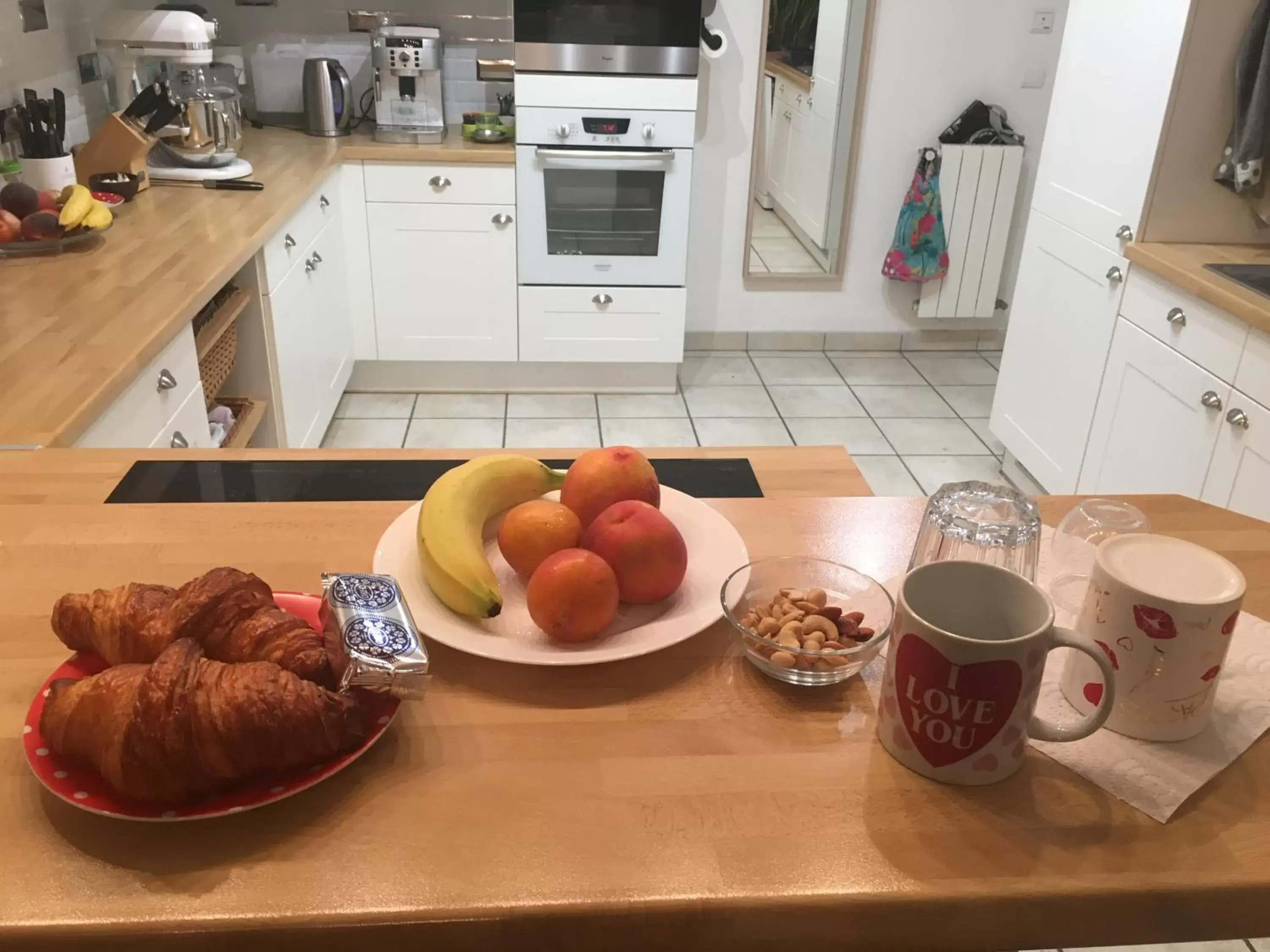 Buffet breakfast, Kitchen/Kitchenette in Chambres dans villa avec piscine