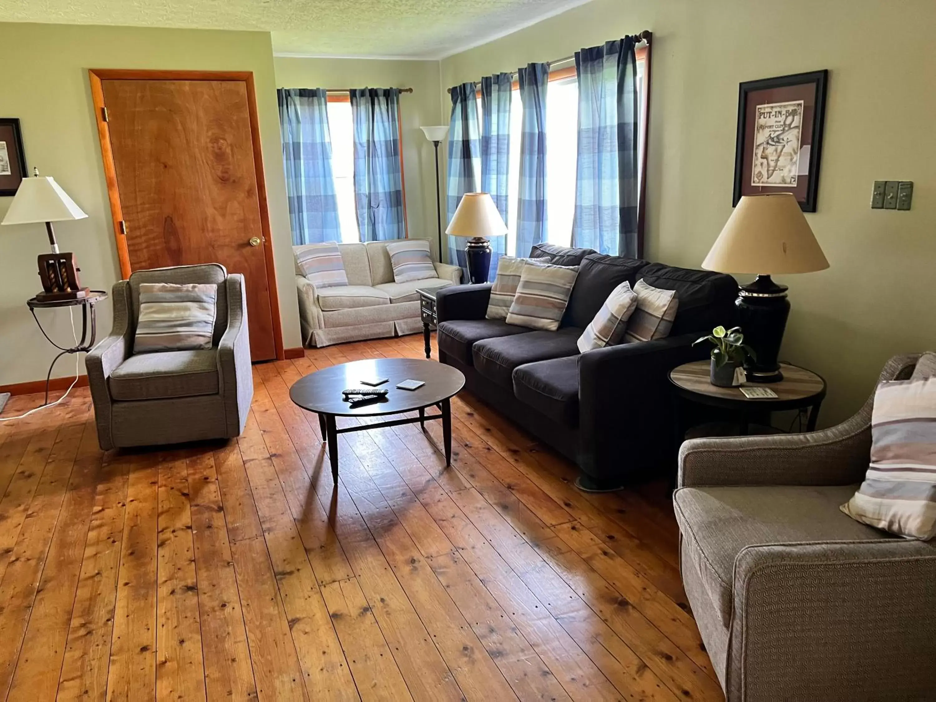 Living room, Seating Area in White Caps Motel