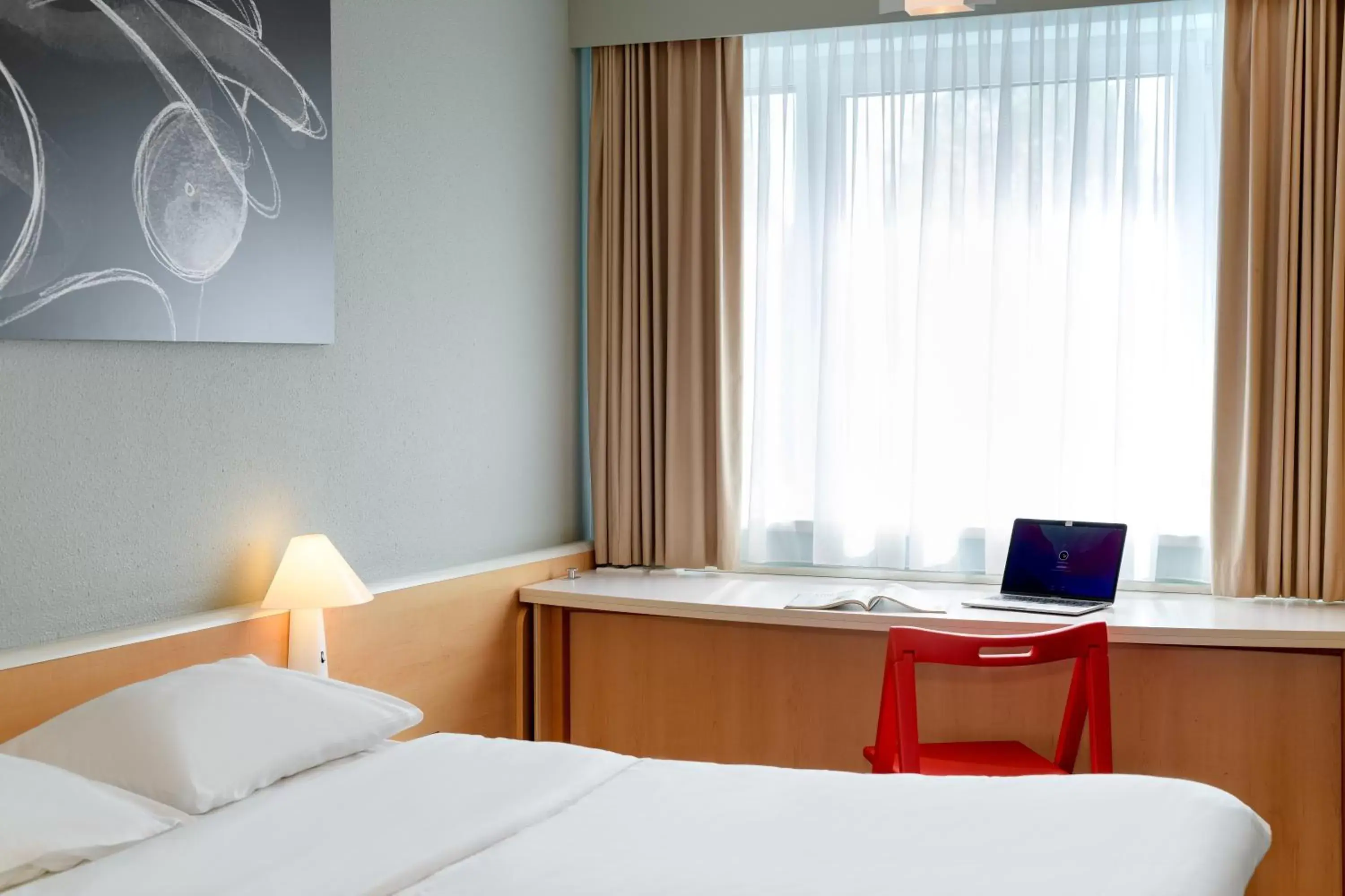 Photo of the whole room, Bed in ibis Hamburg Alsterring