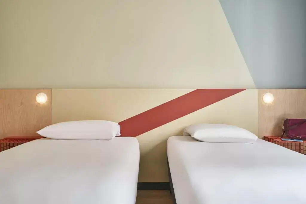 Bedroom, Bed in ibis budget Paris Porte d'Aubervilliers