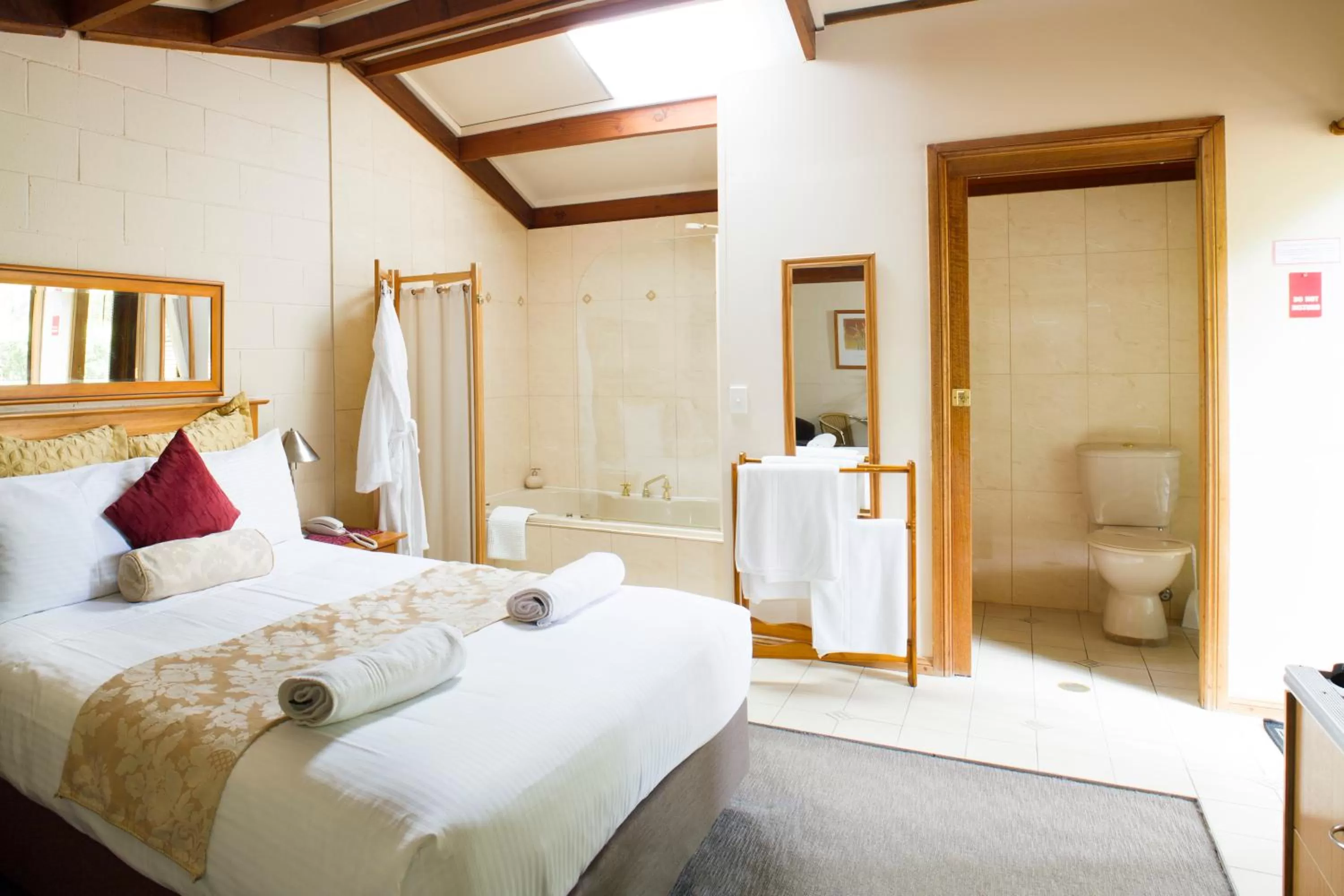 Toilet, Bed in Blackheath Motor Inn