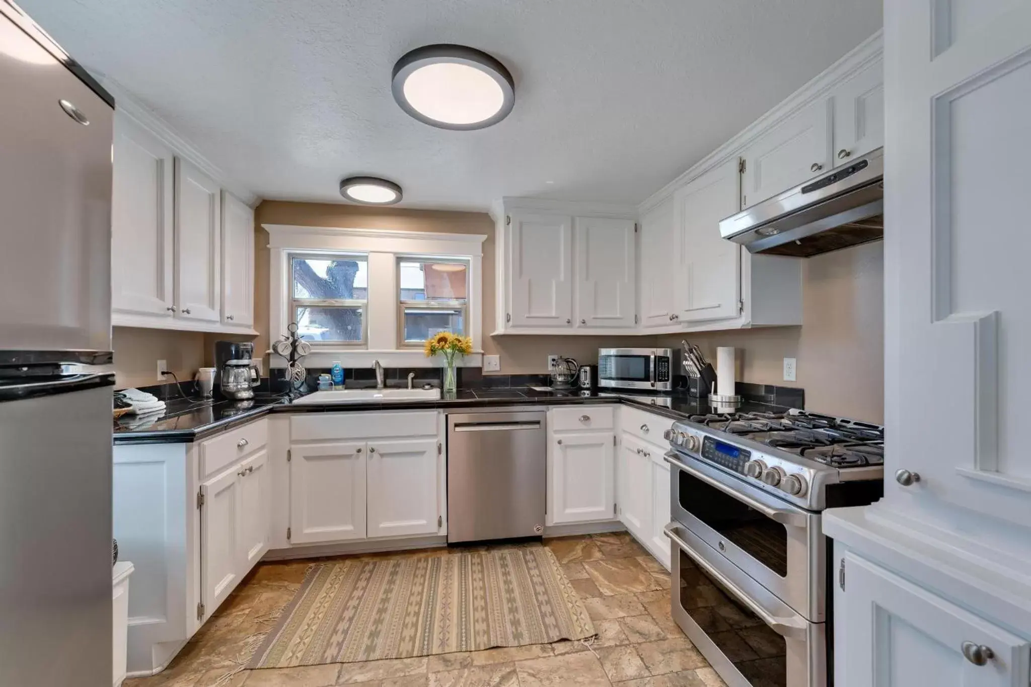 Kitchen or kitchenette, Kitchen/Kitchenette in Stone Lizard Lodge