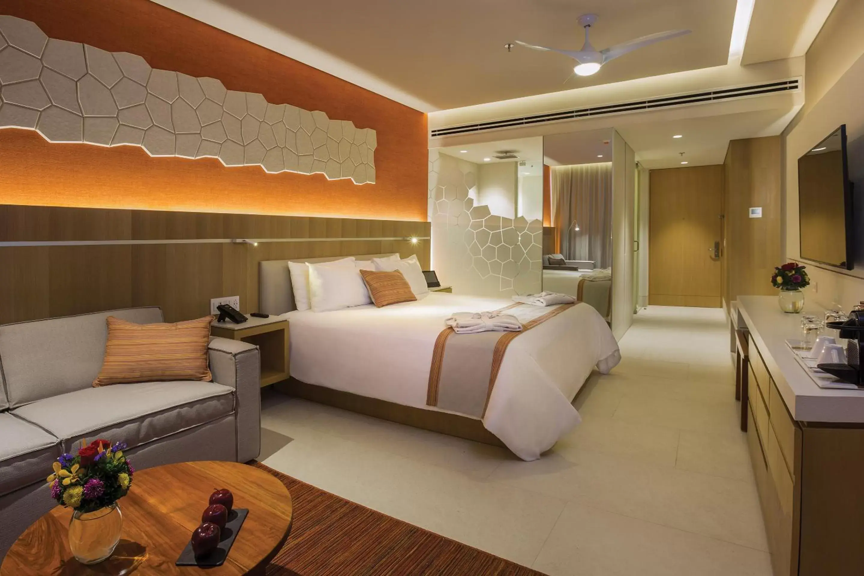 Shower, Bed in Dreams Vista Cancun Golf & Spa Resort