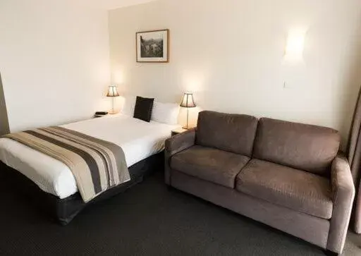 Photo of the whole room, Bed in Shoreline Hotel