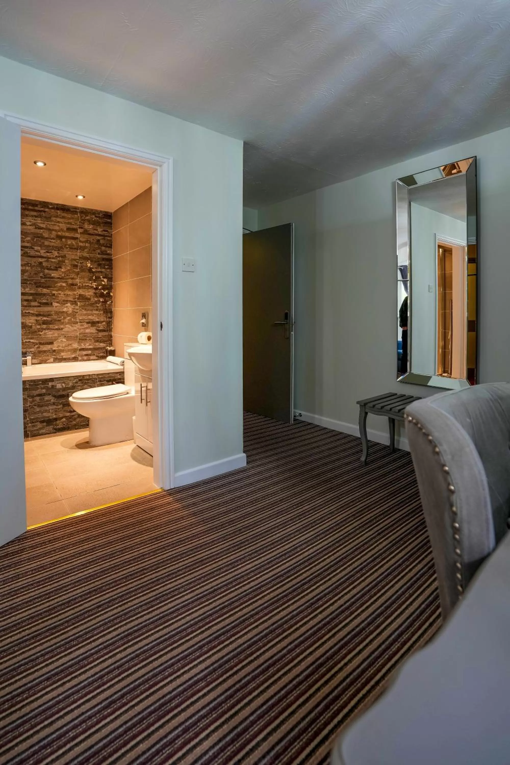 Bathroom, Bed in White Lion Hotel