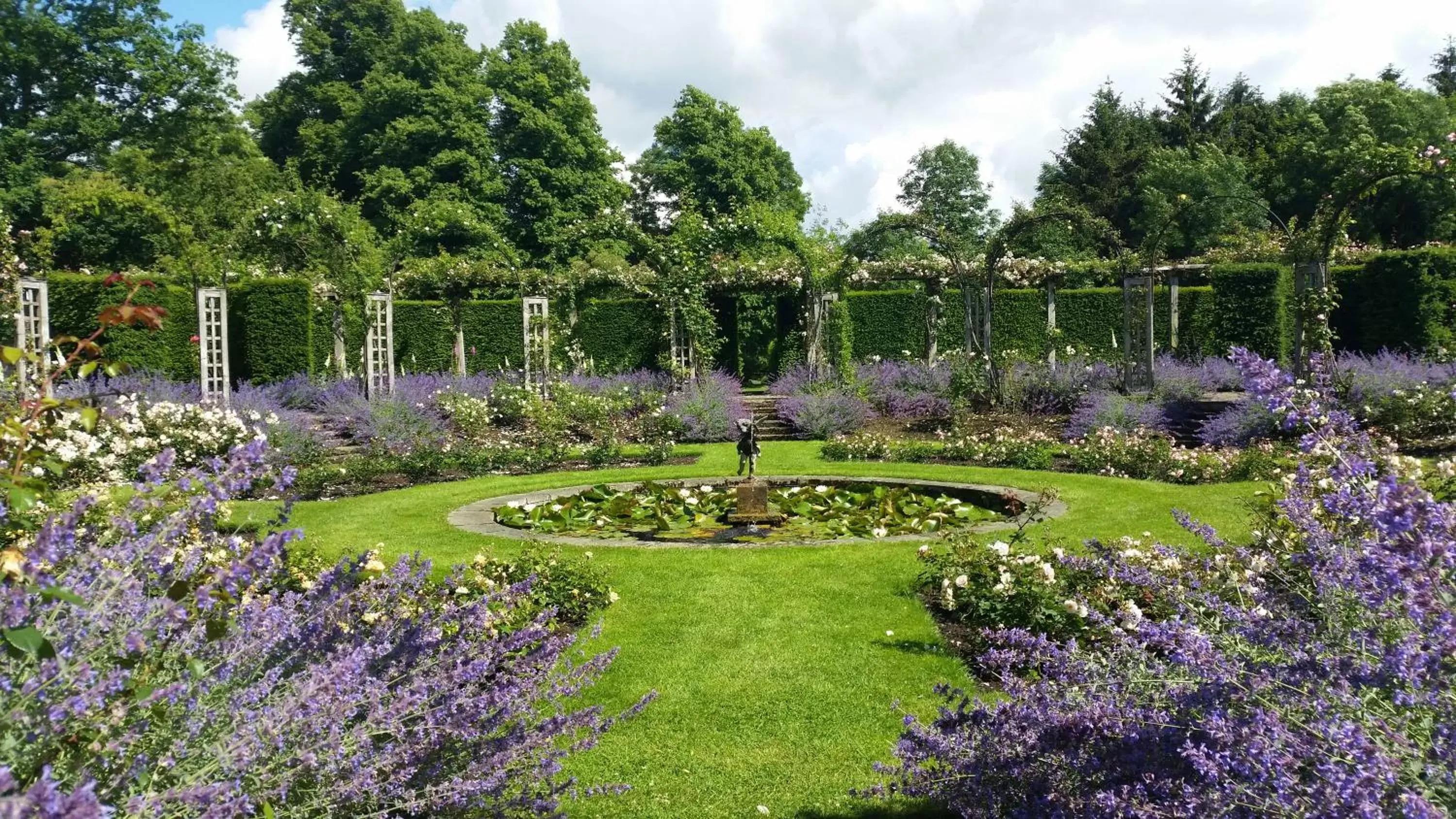 Garden in Great Fosters - Near Windsor