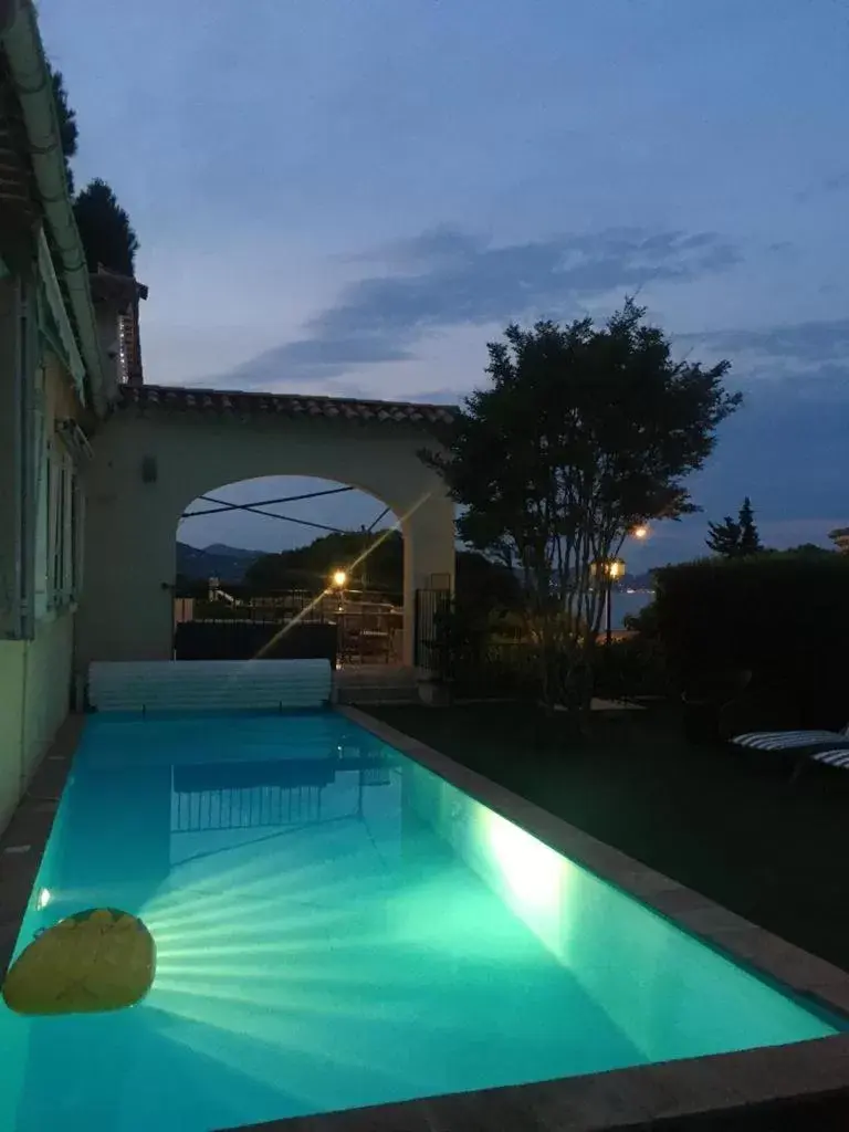 Swimming Pool in Hotel Villa Maya