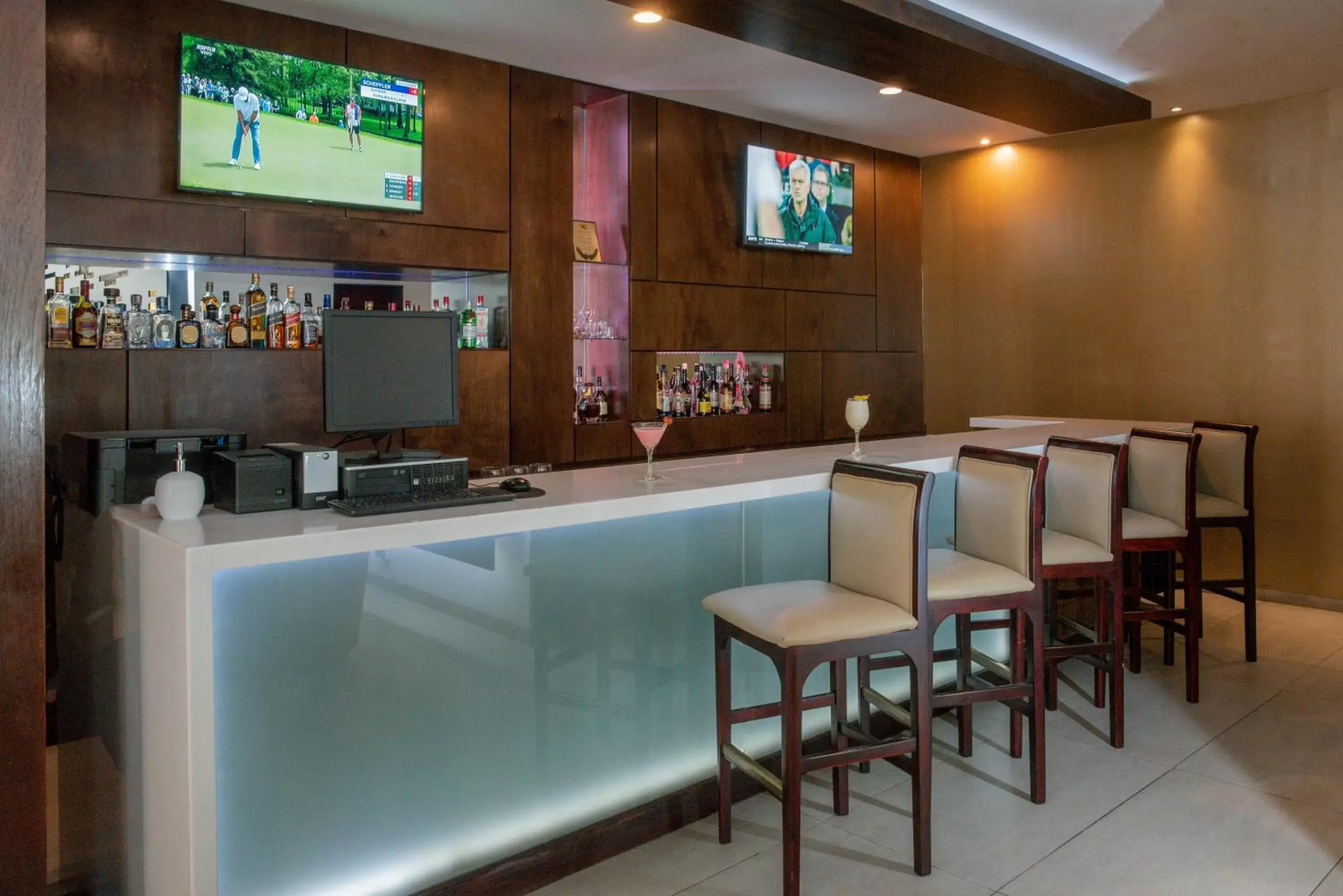 Lounge or bar, Lounge/Bar in Hotel Clarion Suites Guatemala
