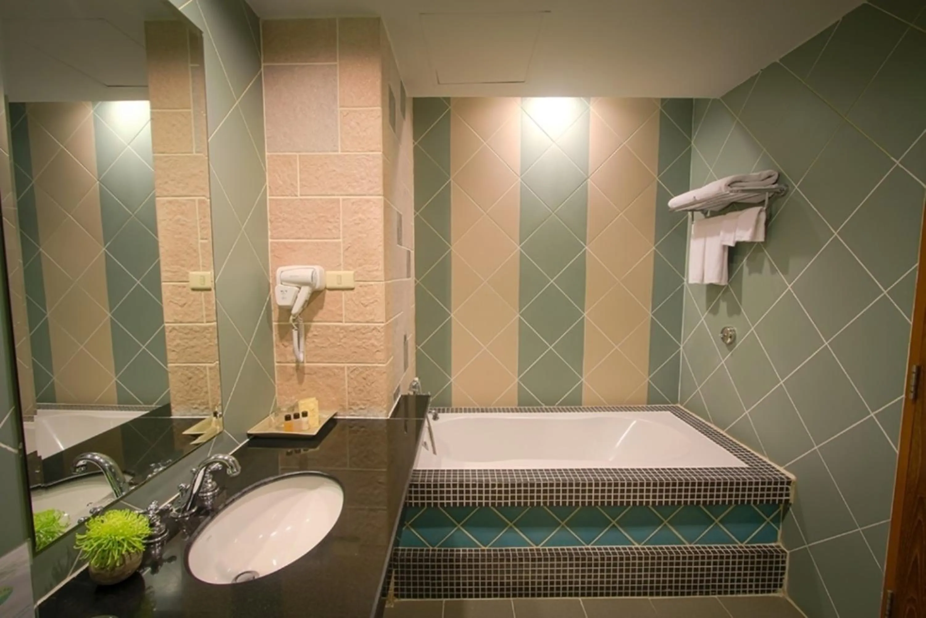 Shower in Long Beach Garden Hotel & Pavilions