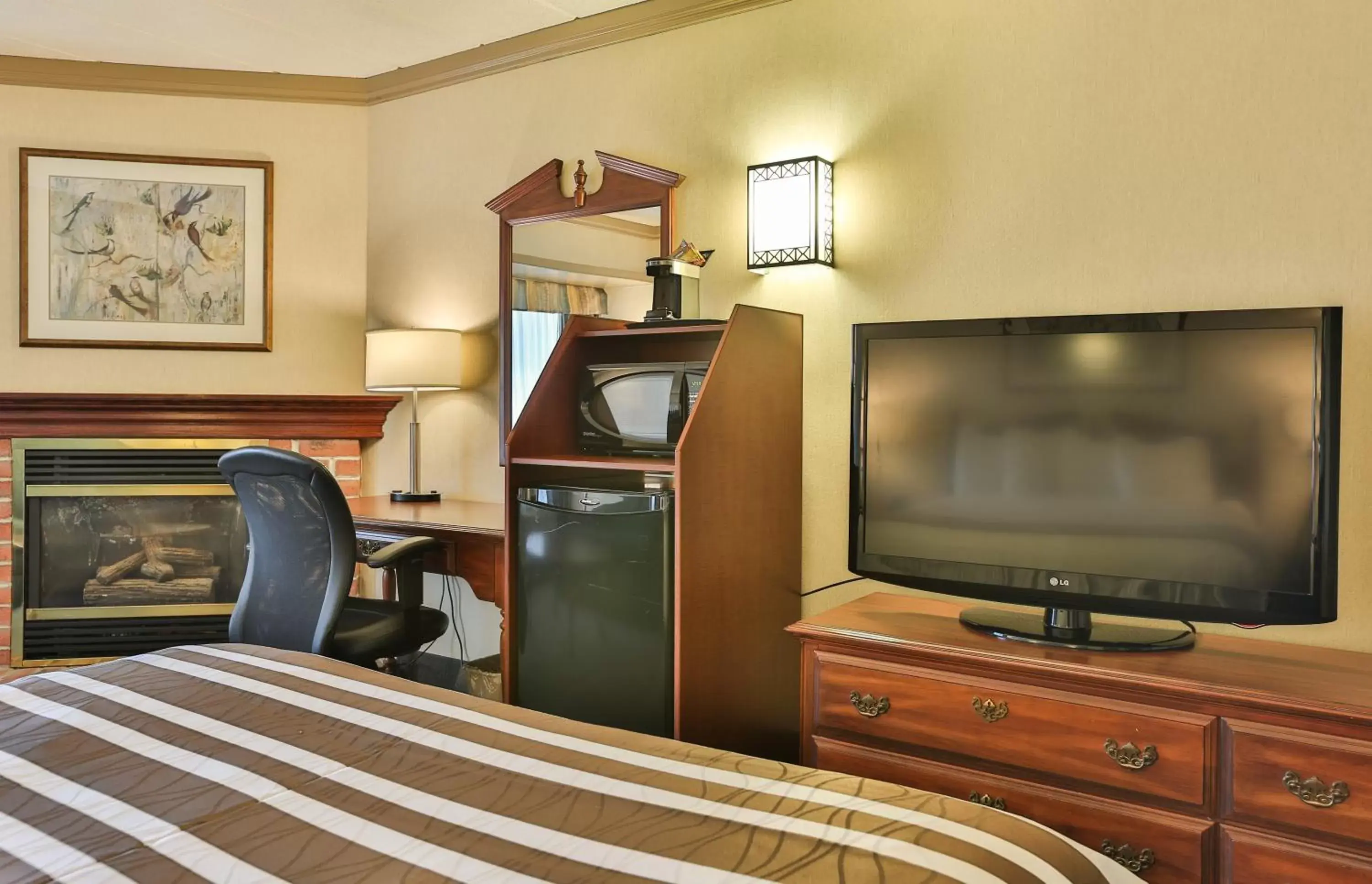 Bedroom, TV/Entertainment Center in Best Western Brantford Hotel and Conference Centre